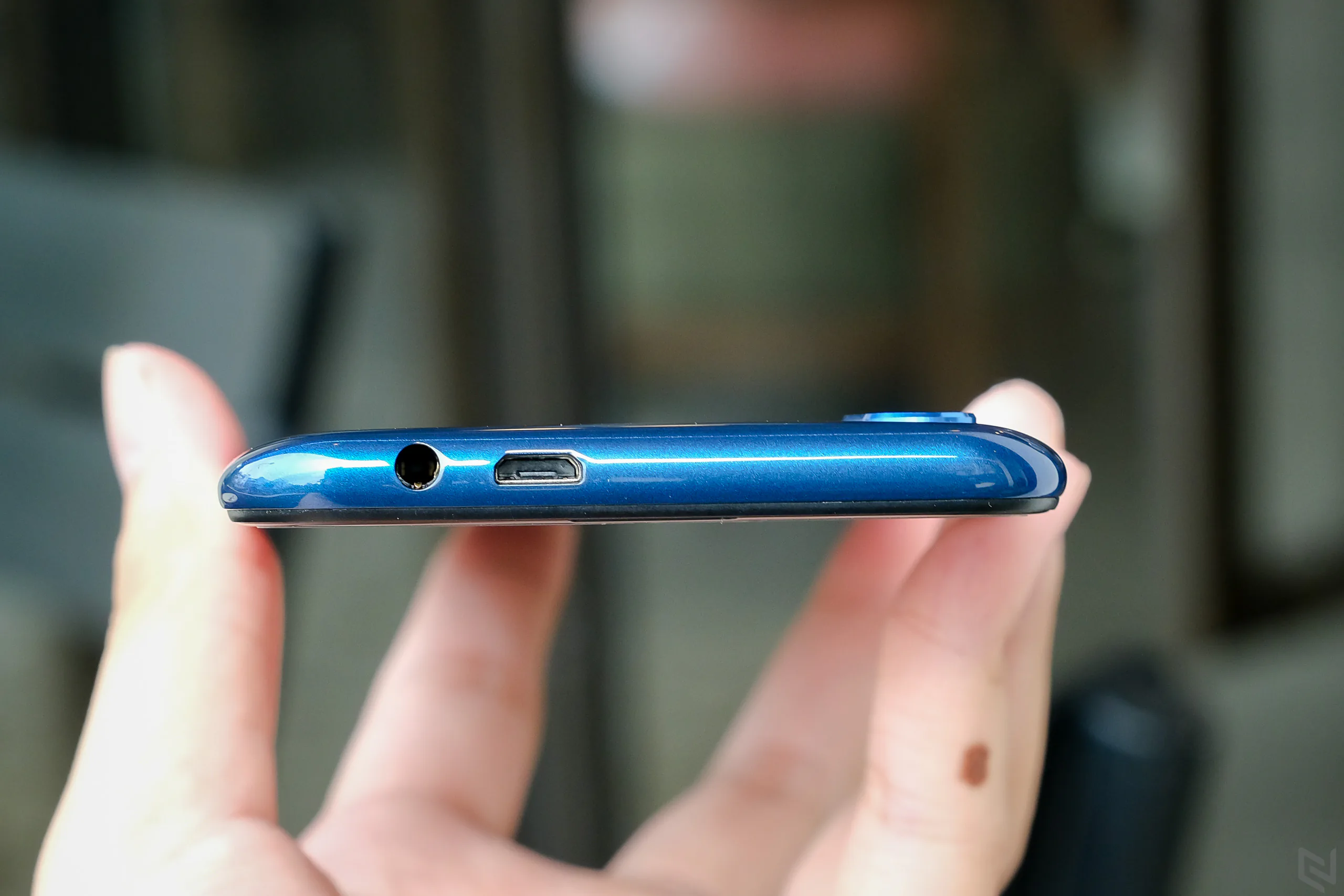 Mở hộp Coolpad N5: thiết kế đẹp mắt, màn hình giọt sương, giá chỉ 2,99 triệu đồng