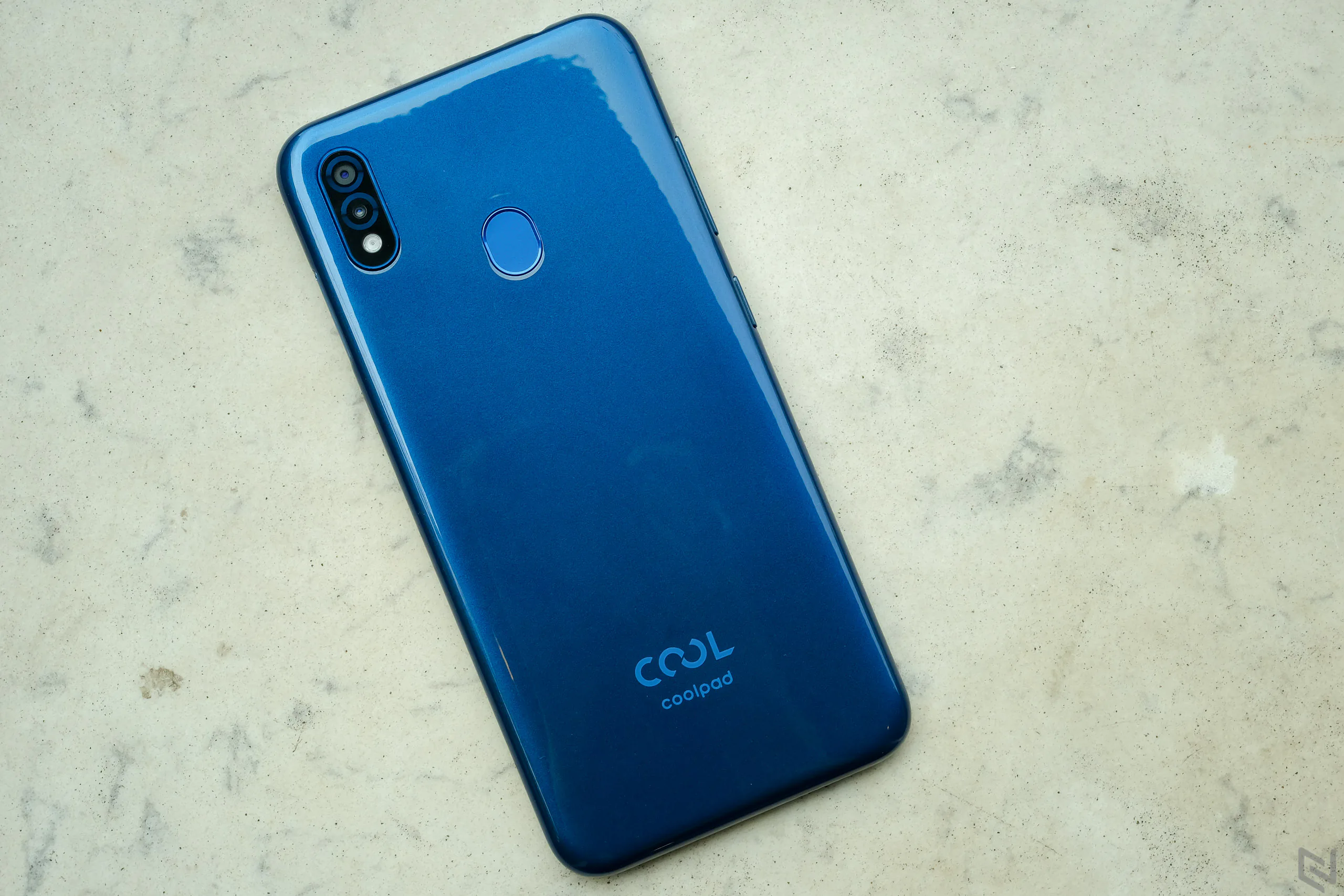 Mở hộp Coolpad N5: thiết kế đẹp mắt, màn hình giọt sương, giá chỉ 2,99 triệu đồng