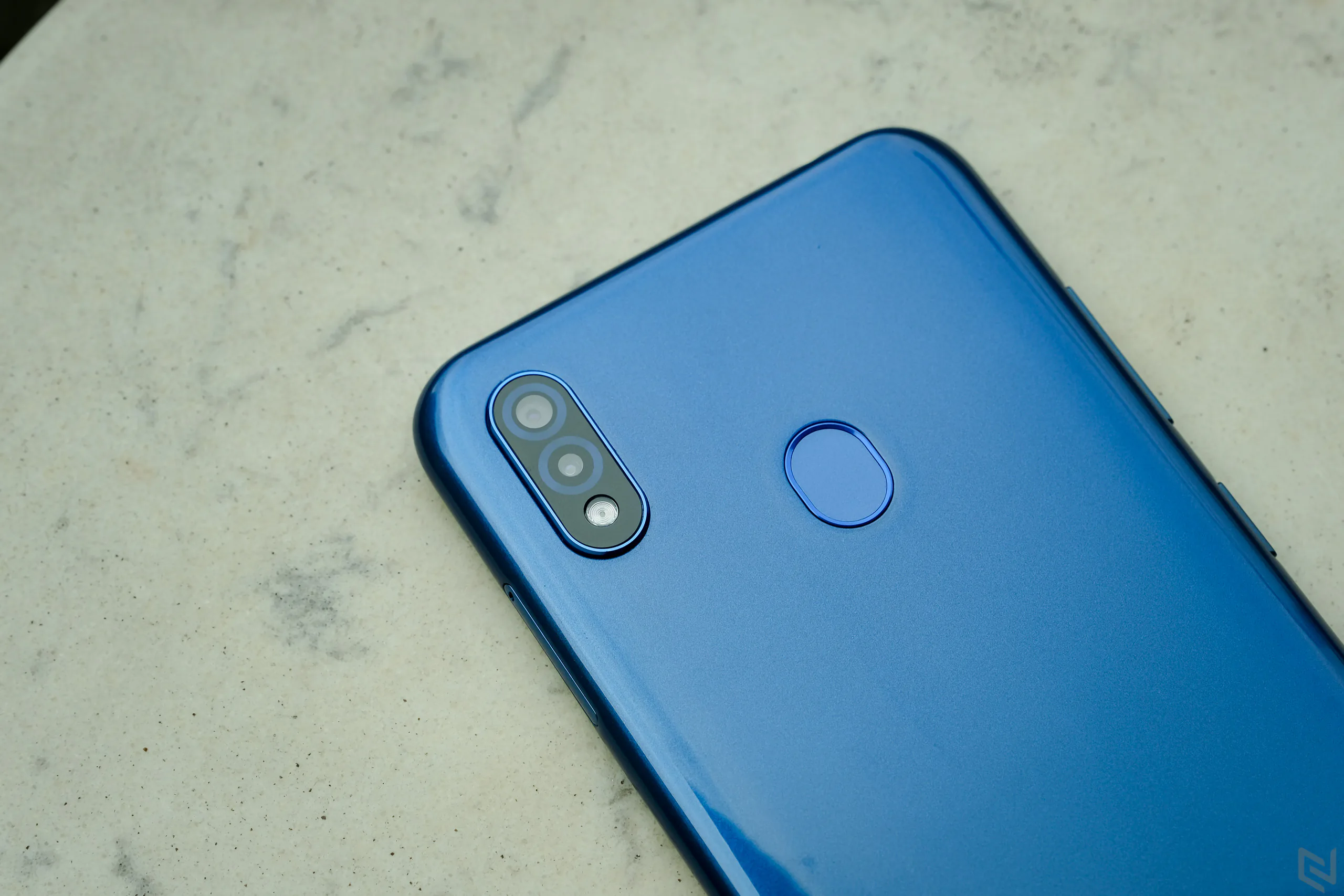 Mở hộp Coolpad N5: thiết kế đẹp mắt, màn hình giọt sương, giá chỉ 2,99 triệu đồng