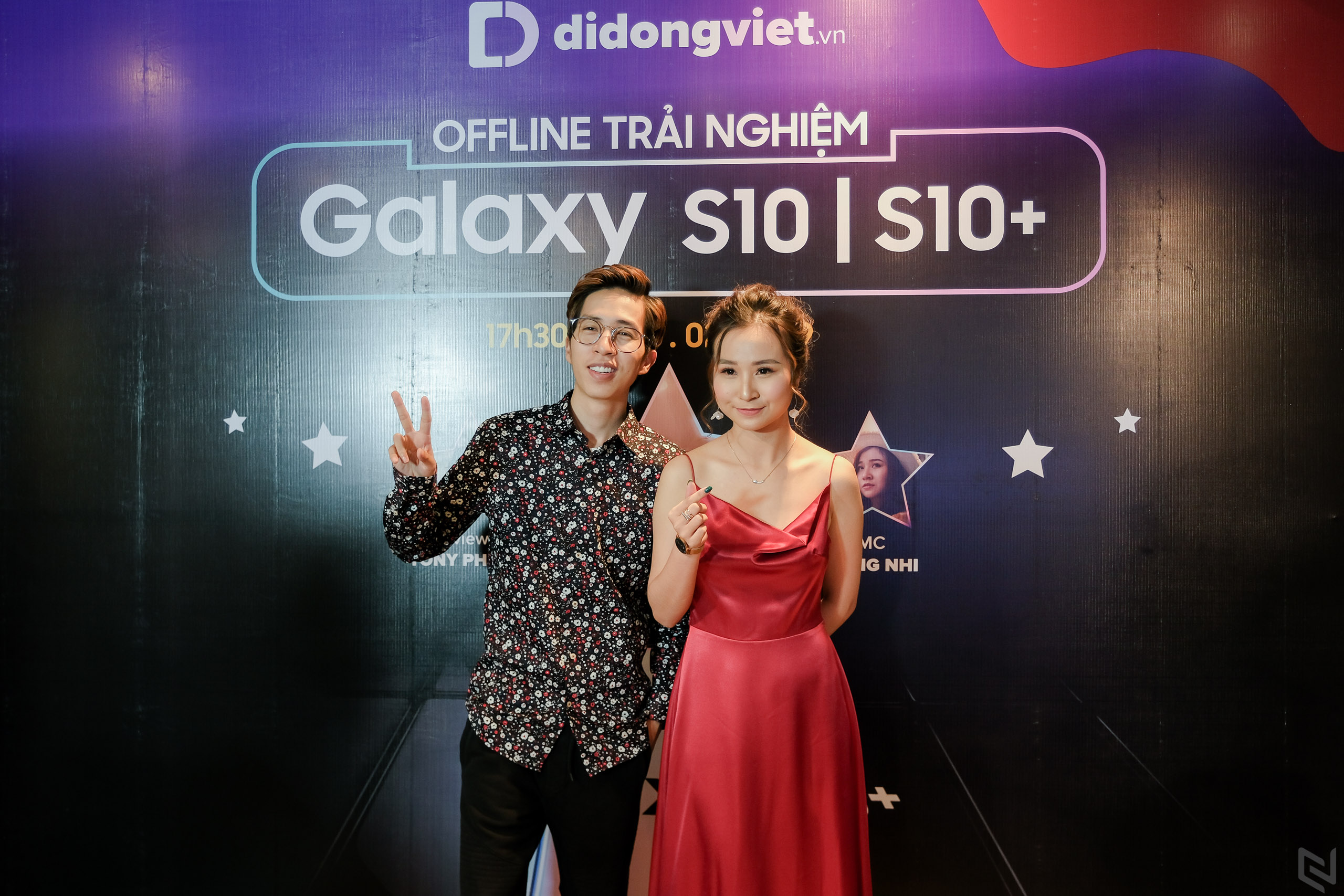 Nhà bán lẻ đầu tiên Việt Nam tổ chức Tech Offline thử độ bền và tháo tung Galaxy S10