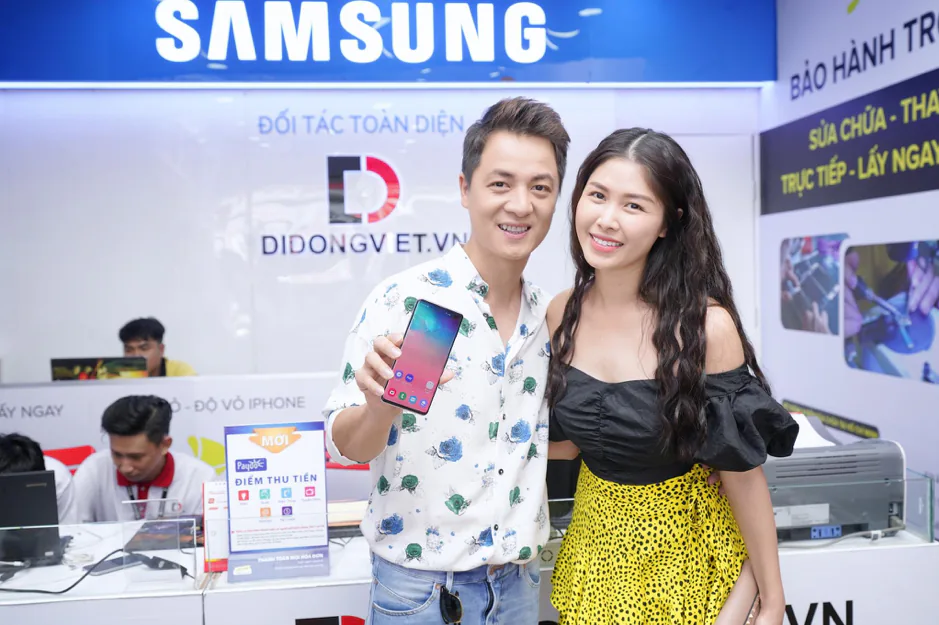 Sao Việt nào chọn Galaxy S10/S10+ làm quà người thân 8/3?
