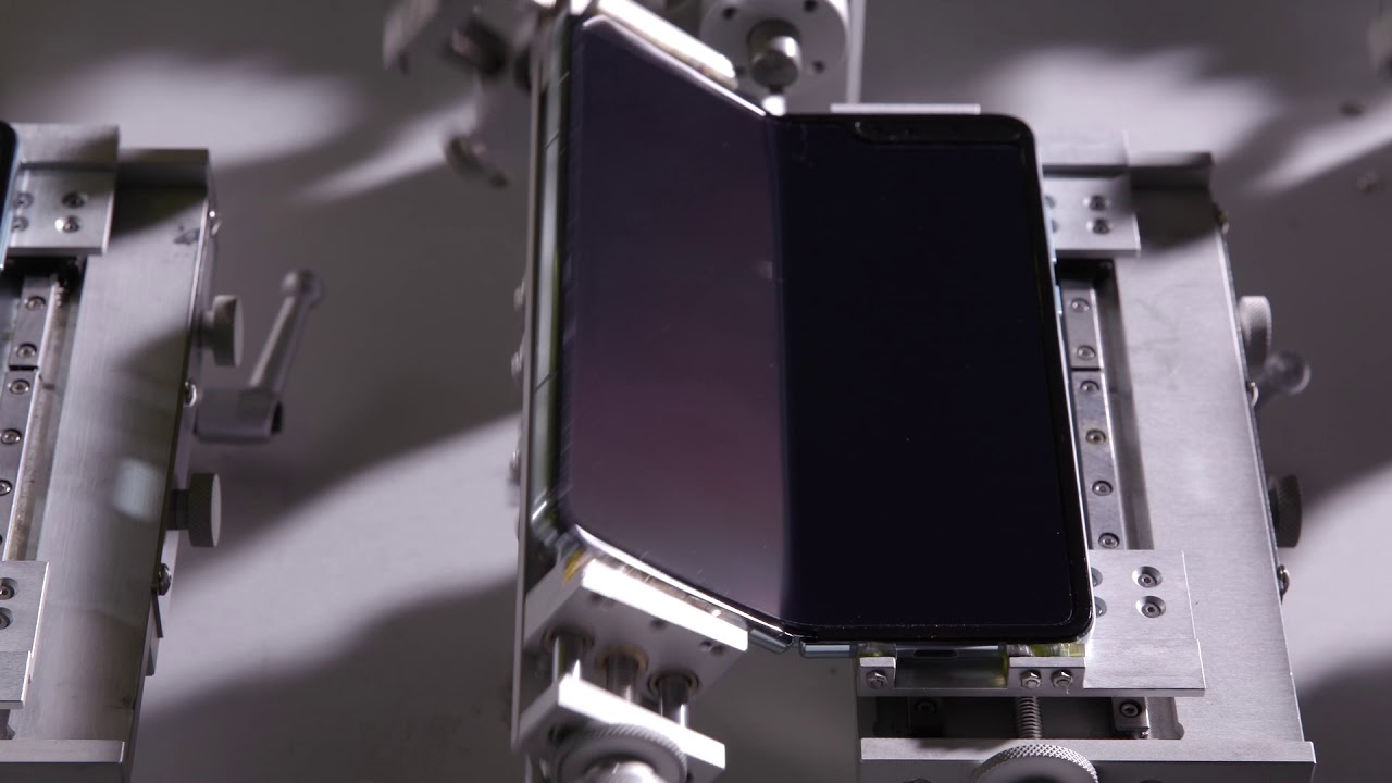 Samsung tung video kiểm tra smartphone màn hình gập Galaxy Fold tại nhà máy