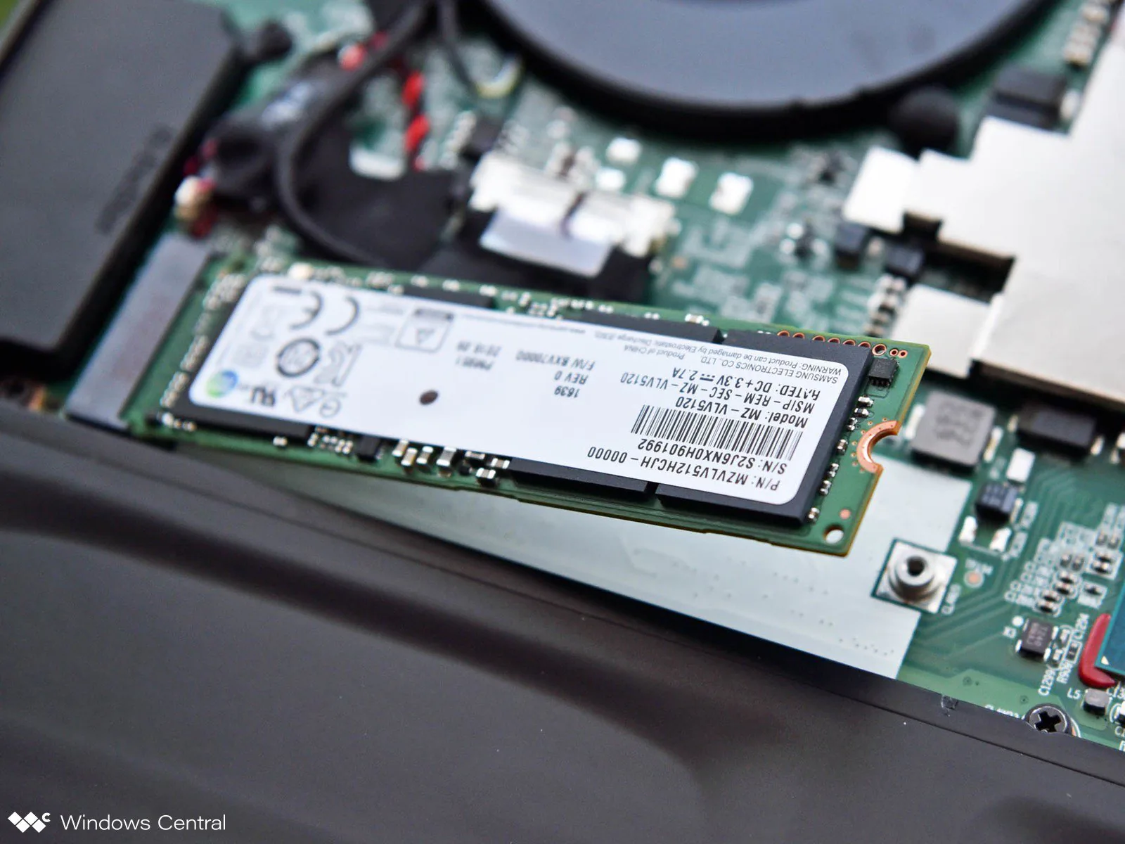Bộ nhớ eMMC và SSD: Đâu là sự khác biệt?