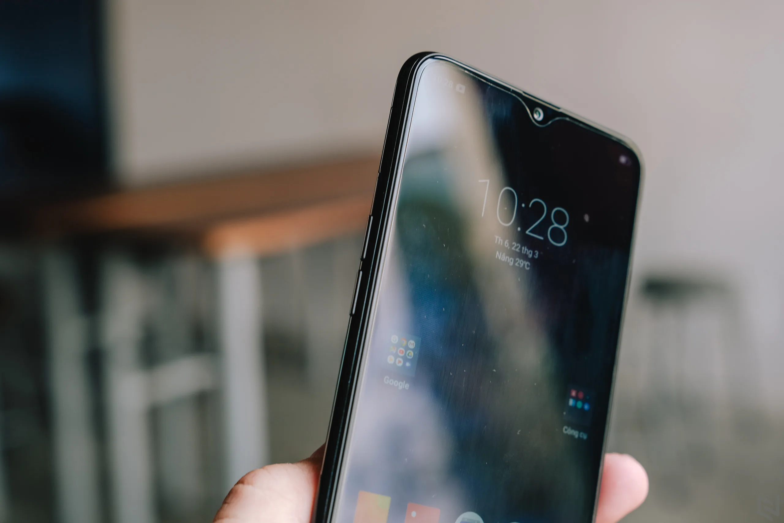 Trên tay Realme 3 tại Việt Nam, chạy Helio P60, mặt lưng gradient, giá dự kiến 4 triệu