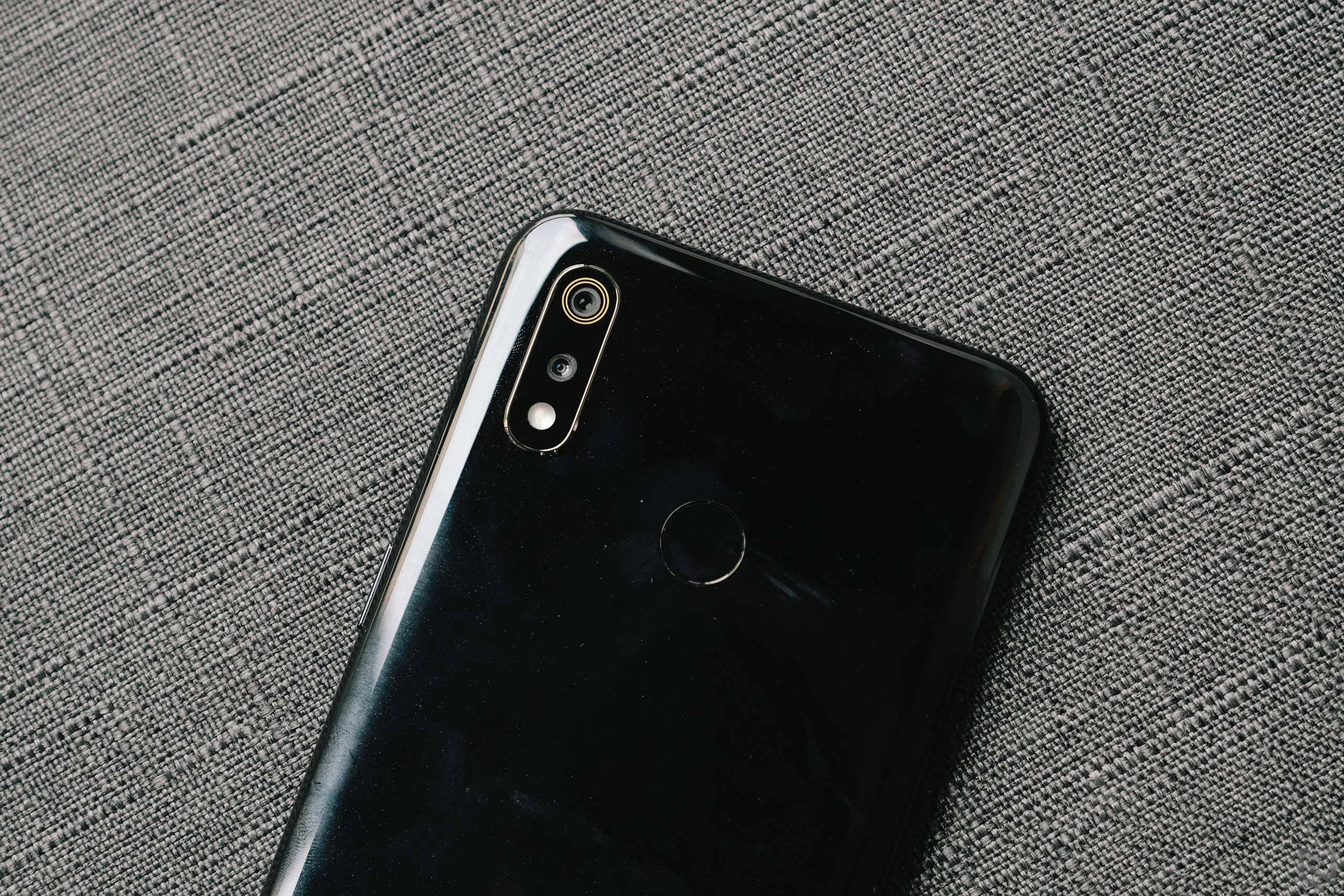 Trên tay Realme 3 tại Việt Nam, chạy Helio P60, mặt lưng gradient, giá dự kiến 4 triệu