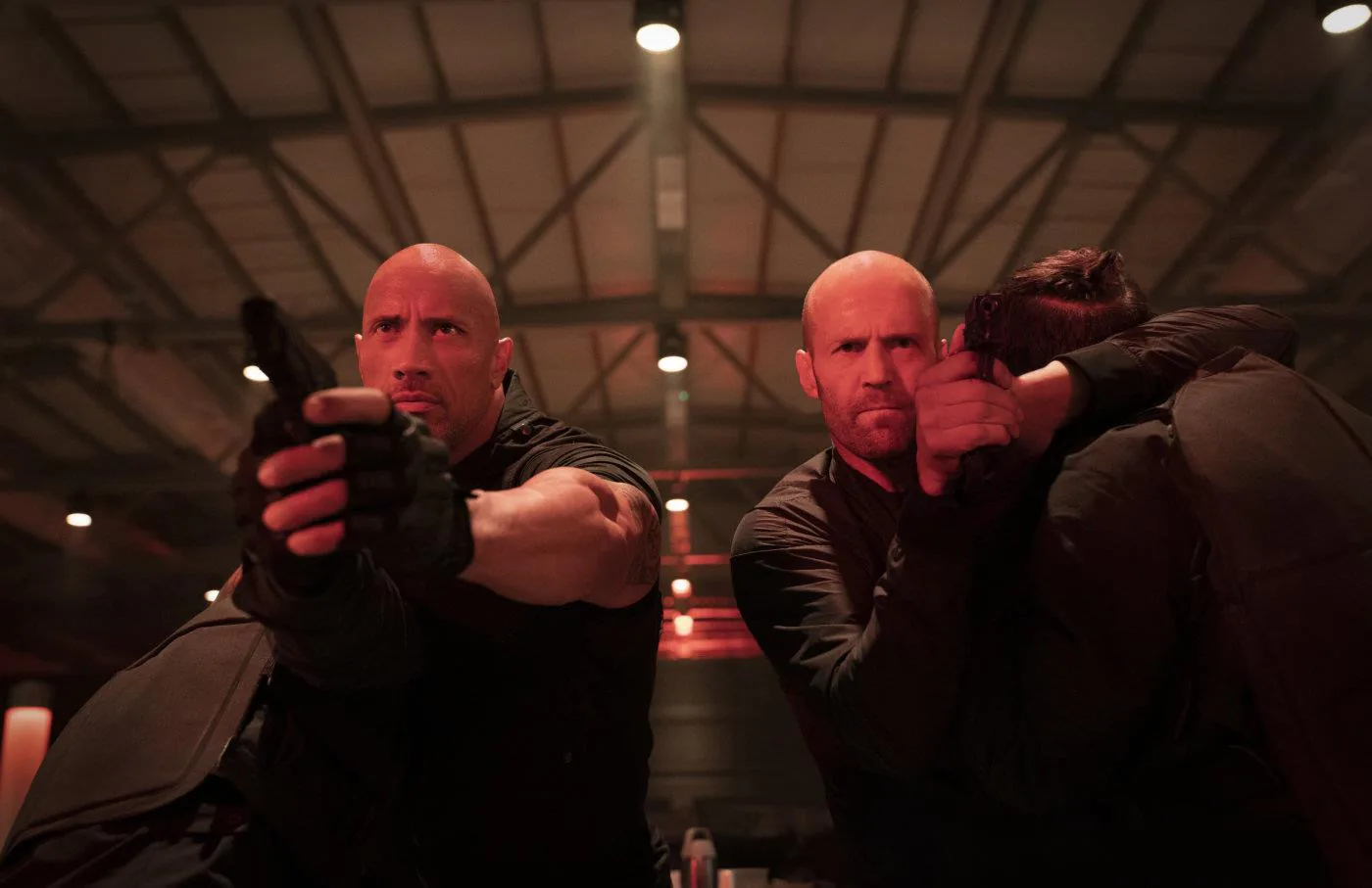 Mãn nhãn với gần 4 phút trailer Fast & Furious: Hobbs & Shaw, cháy nổ - khói lửa liên tục