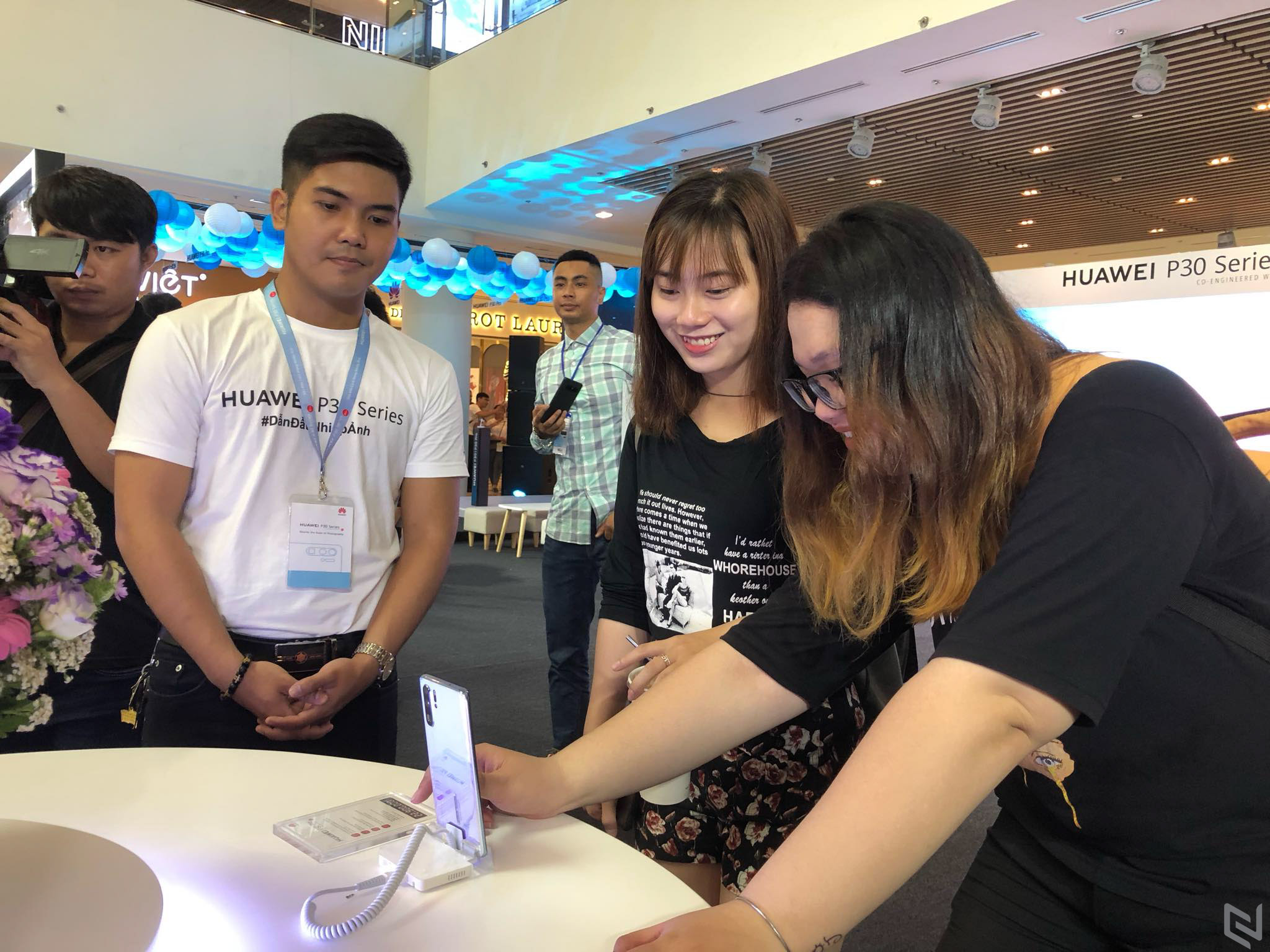 Huawei P30 series chính thức mở bán tại Việt Nam, màu Xanh Thiên Thanh "cháy hàng"