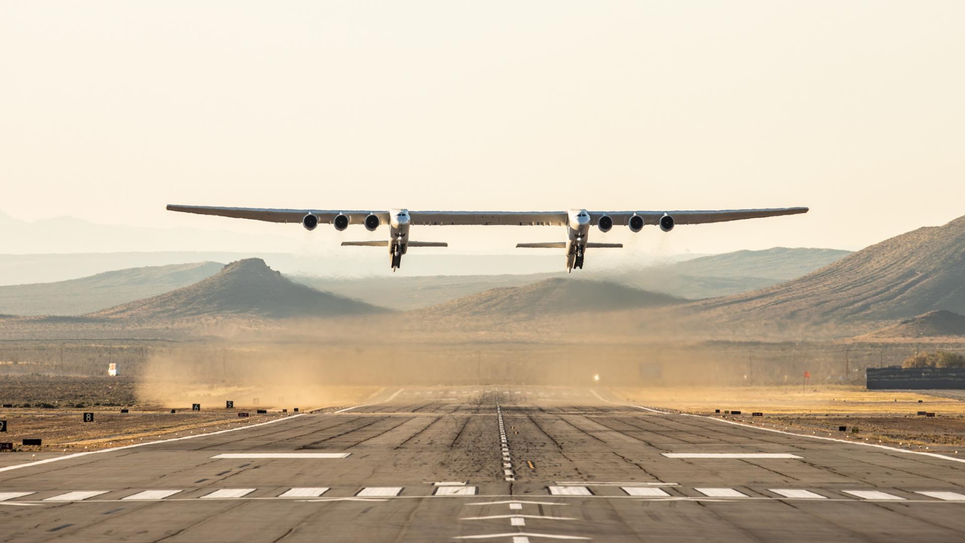 Chiếc máy bay lớn nhất thế giới đã hoàn thành chuyến bay đầu tiên