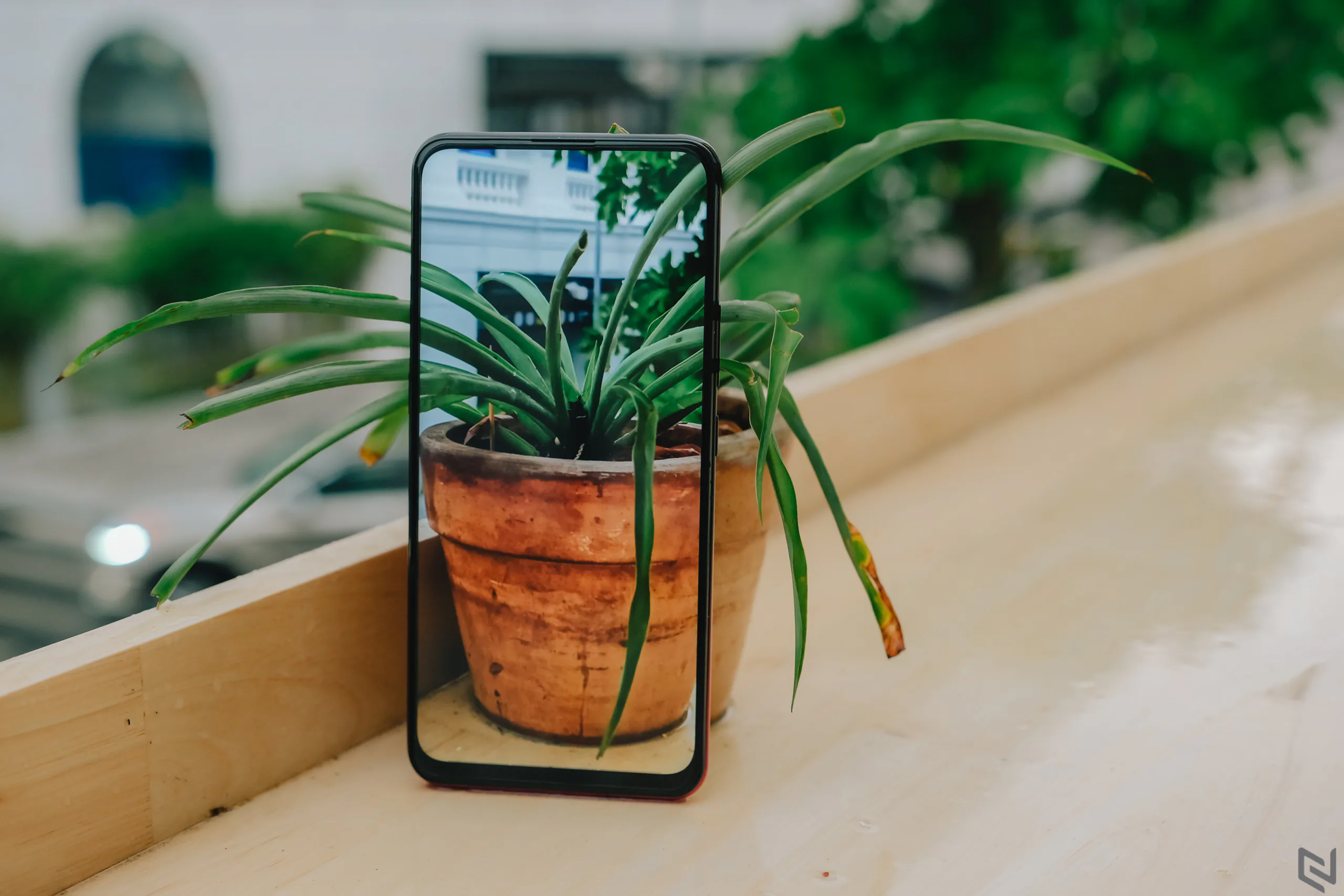 Phần "cằm" smartphone đã rất mỏng rồi, người dùng đã đến lúc nên dừng đòi hỏi nó mỏng hơn nữa