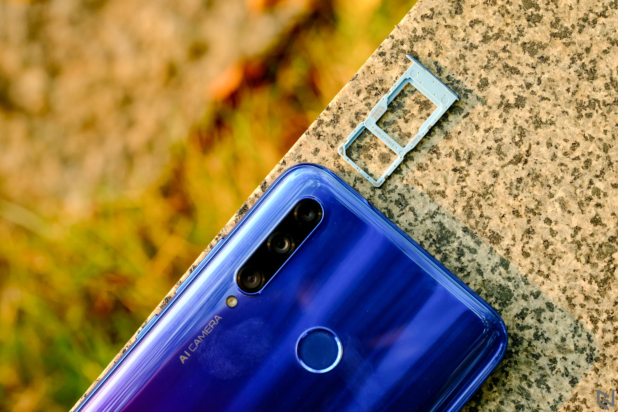 Trên tay HONOR 20 LITE: hút ánh nhìn với màu sắc đẹp mắt, 3 camera sau là lợi thế