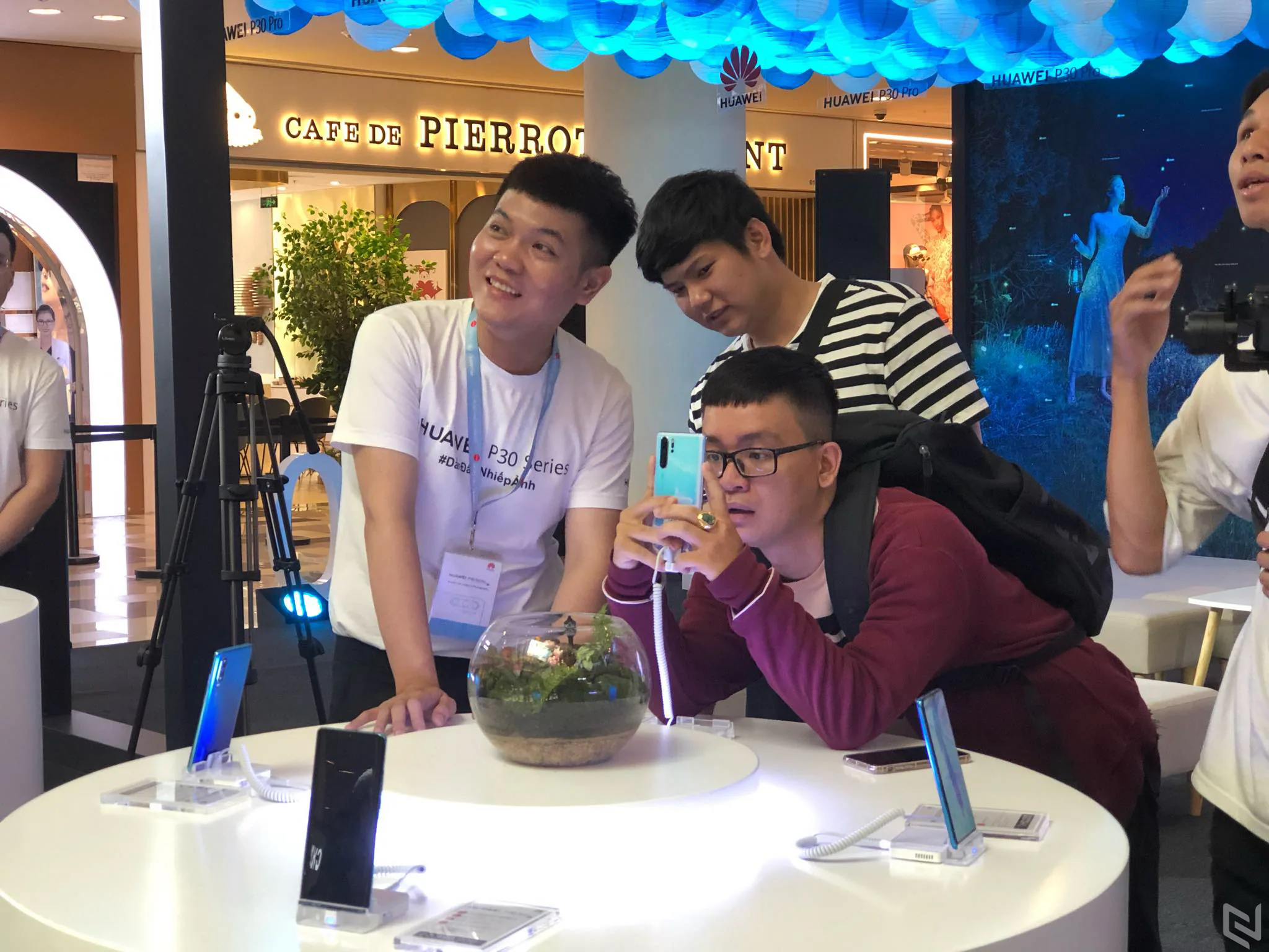 Huawei P30 series chính thức mở bán tại Việt Nam, màu Xanh Thiên Thanh "cháy hàng"