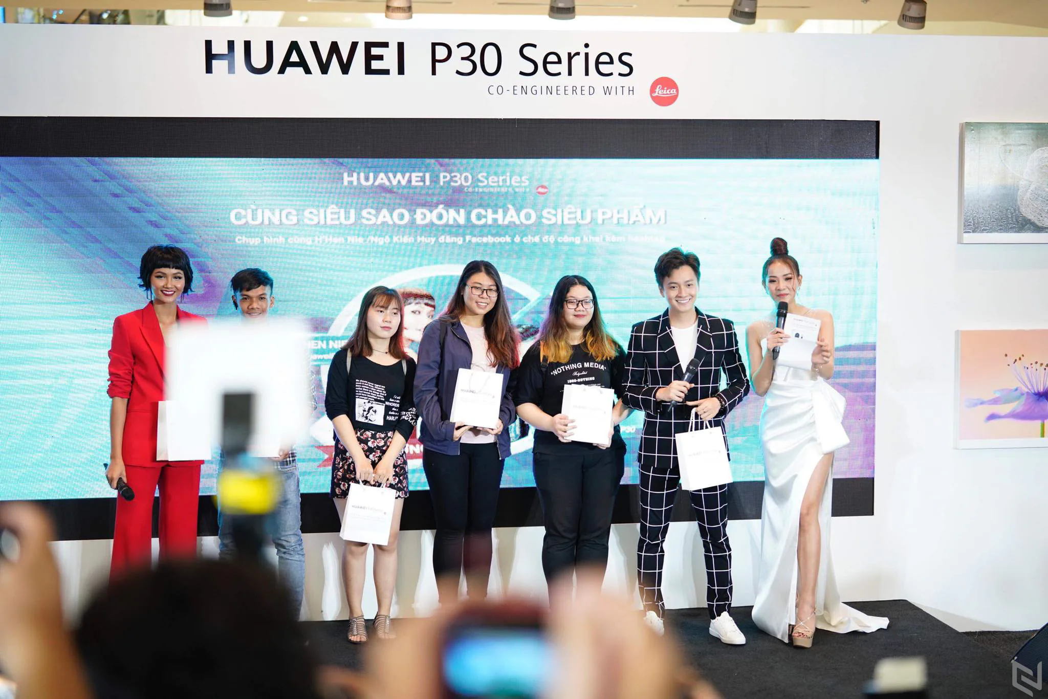 Huawei P30 series chính thức mở bán tại Việt Nam, màu Xanh Thiên Thanh "cháy hàng"