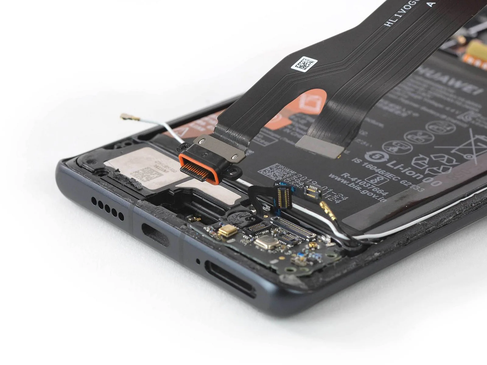 "Mổ bụng" Huawei P30 Pro: thiết kế tối đa hóa không gian nhưng khó sửa chữa