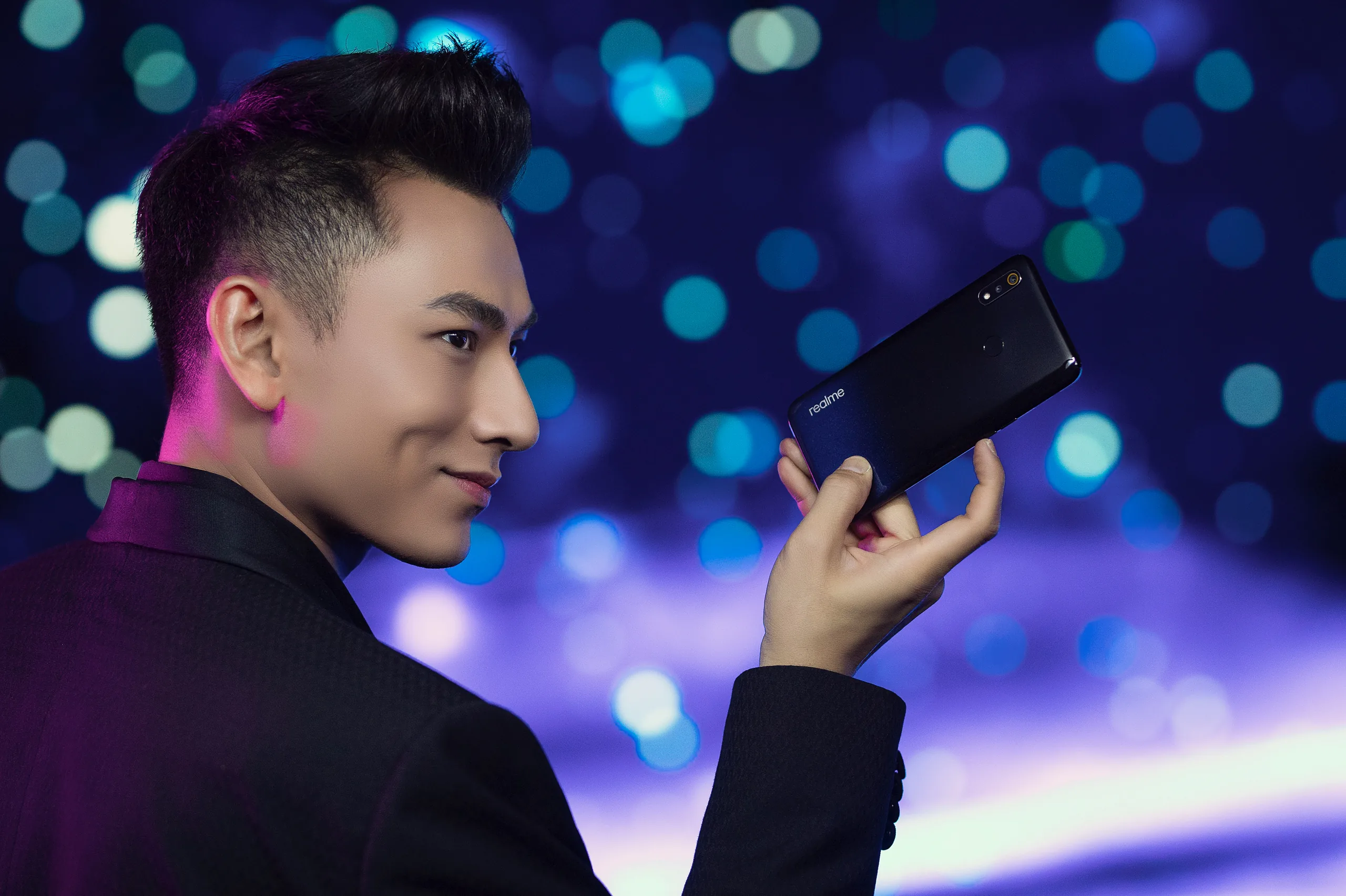 Realme 3 ra mắt thị trường Việt cùng đại sứ thương hiệu ISAAC, giá 3,990,000 VND