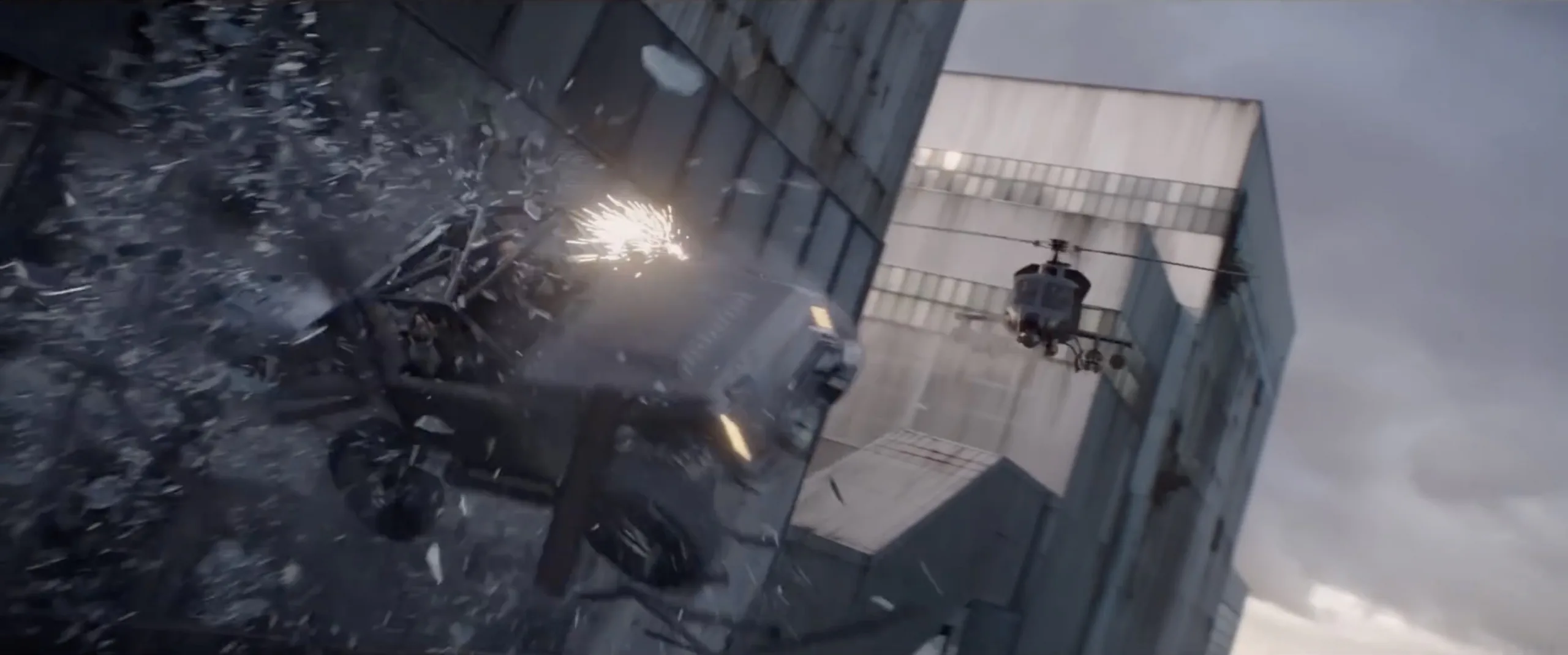 Mãn nhãn với gần 4 phút trailer Fast & Furious: Hobbs & Shaw, cháy nổ - khói lửa liên tục