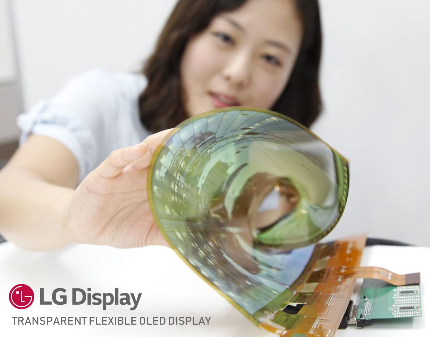 LG được cấp bằng sáng chế về smartphone trong suốt và có thể gập được