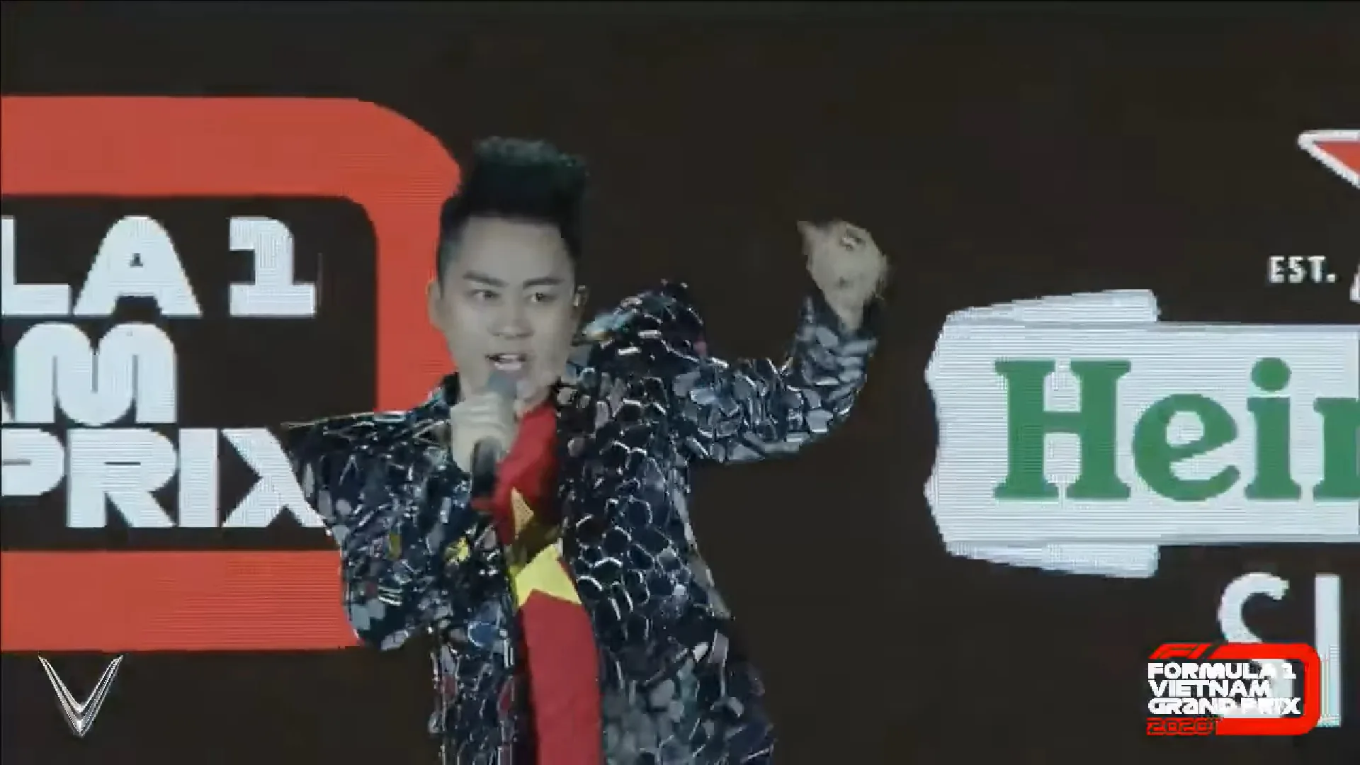 Biểu diễn xe đua F1 tại đường đua Hà Nội, tiếng rít xe hòa cùng tiếng hò reo của khán giả