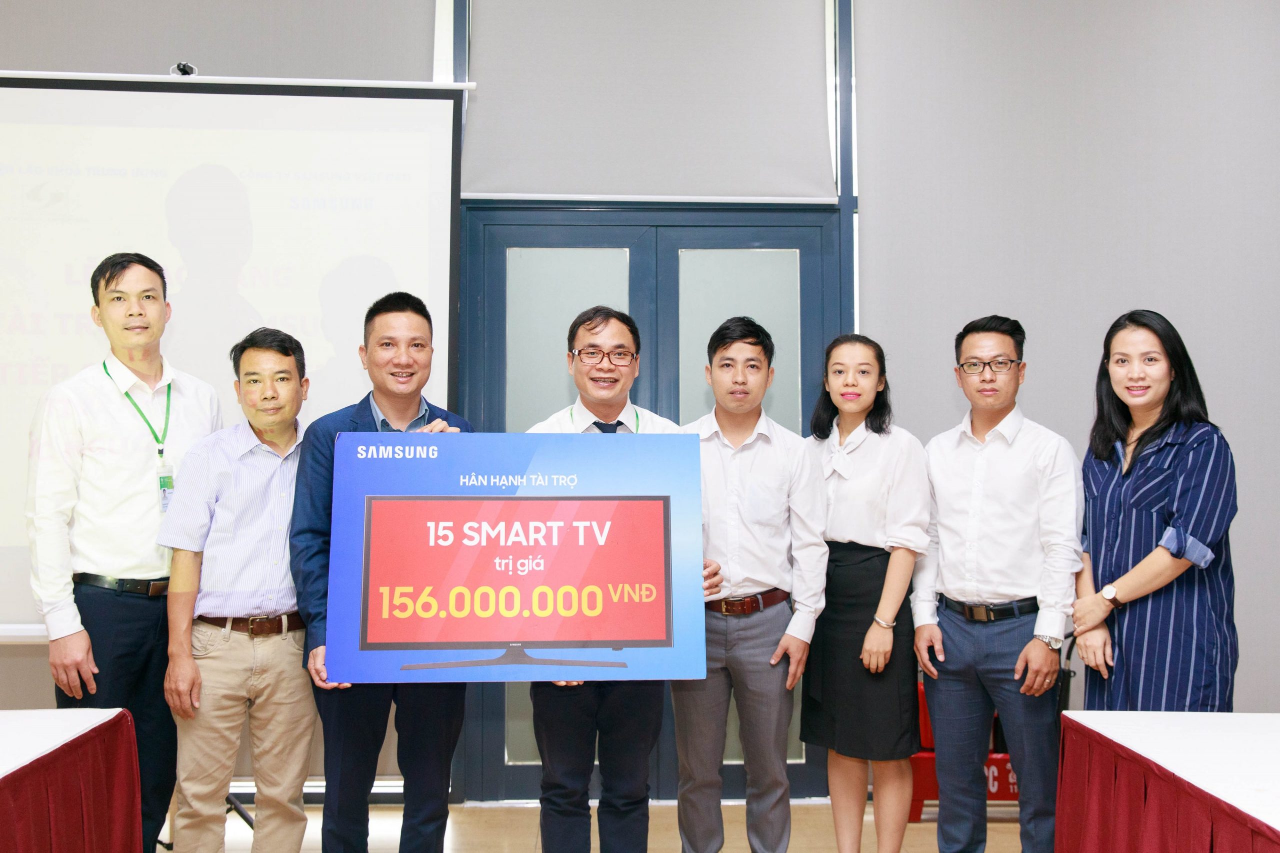 Samsung tặng 100 Smart TV cho bệnh nhân lão khoa nhân Ngày của Cha và Mẹ