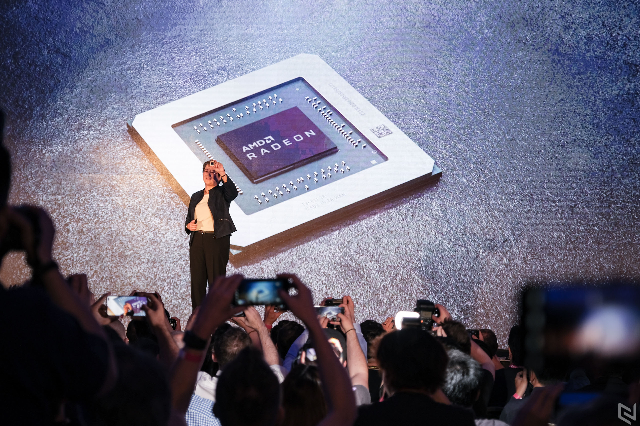 AMD ra mắt GPU dựa trên công nghệ Navi tiến trình 7nm đầu tiên - Radeon RX 5700 cho hiệu năng hơn RTX 2070 10%
