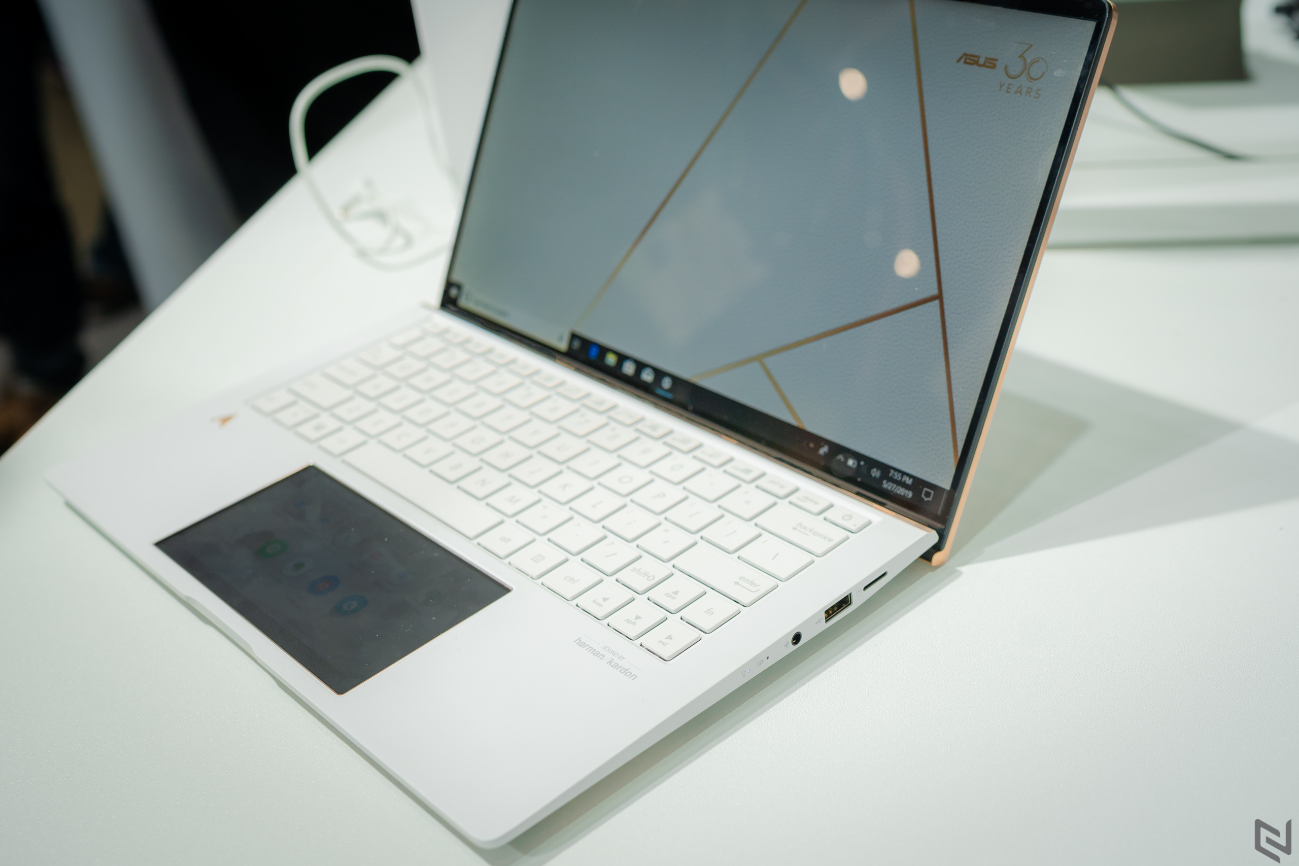 ASUS giới thiệu laptop ZenBook Edition 30 kỉ niệm 30 năm với vỏ da và mạ vàng