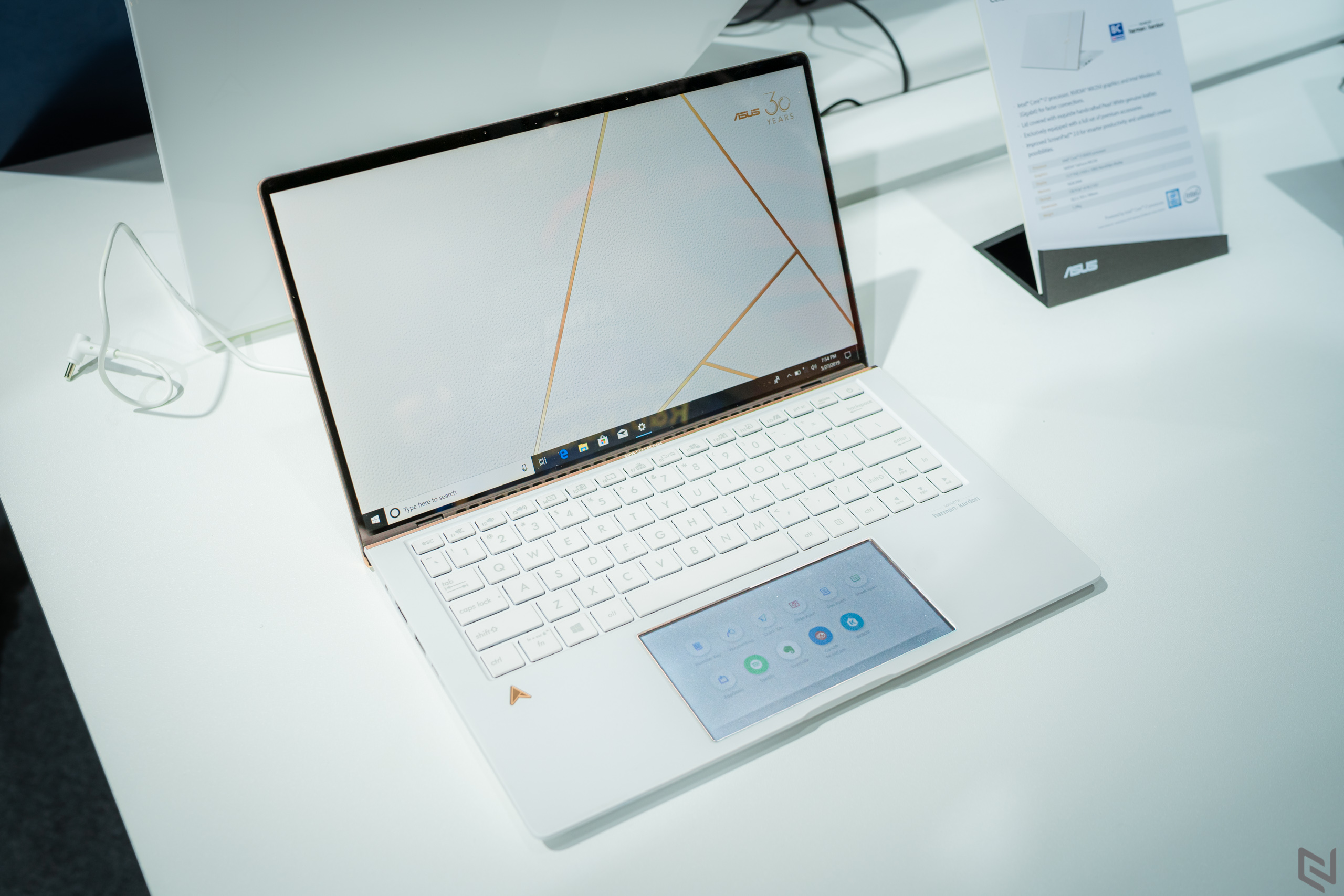 ASUS giới thiệu laptop ZenBook Edition 30 kỉ niệm 30 năm với vỏ da và mạ vàng