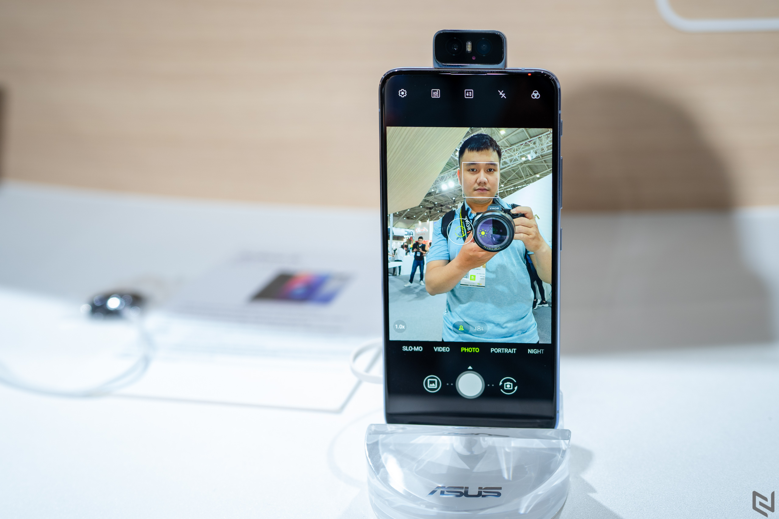 Trên tay ASUS Zenfone 6: Khác biệt với camera lật 180 độ, ngoại hình cao cấp, hiệu năng cao