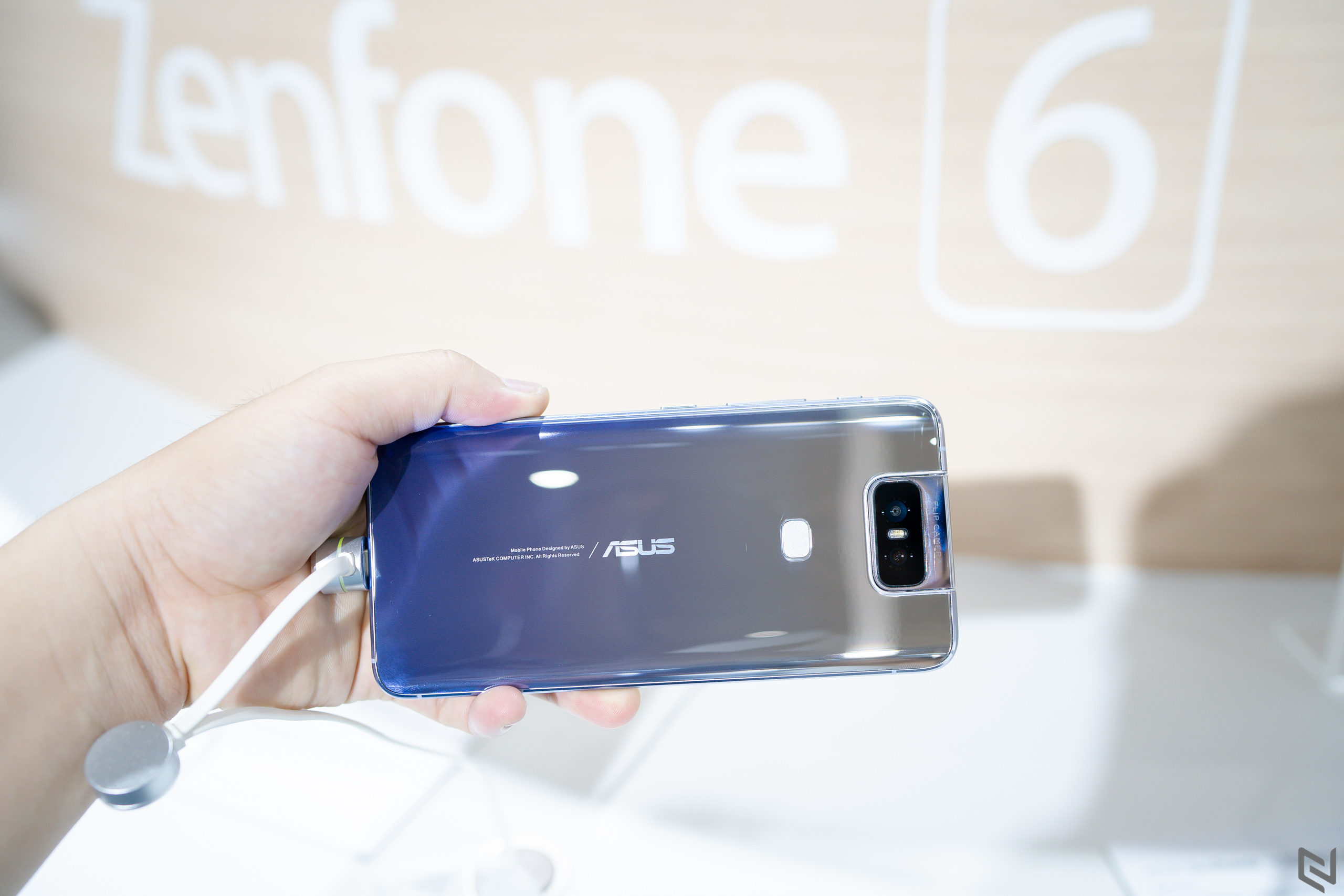 Trên tay ASUS Zenfone 6: Khác biệt với camera lật 180 độ, ngoại hình cao cấp, hiệu năng cao