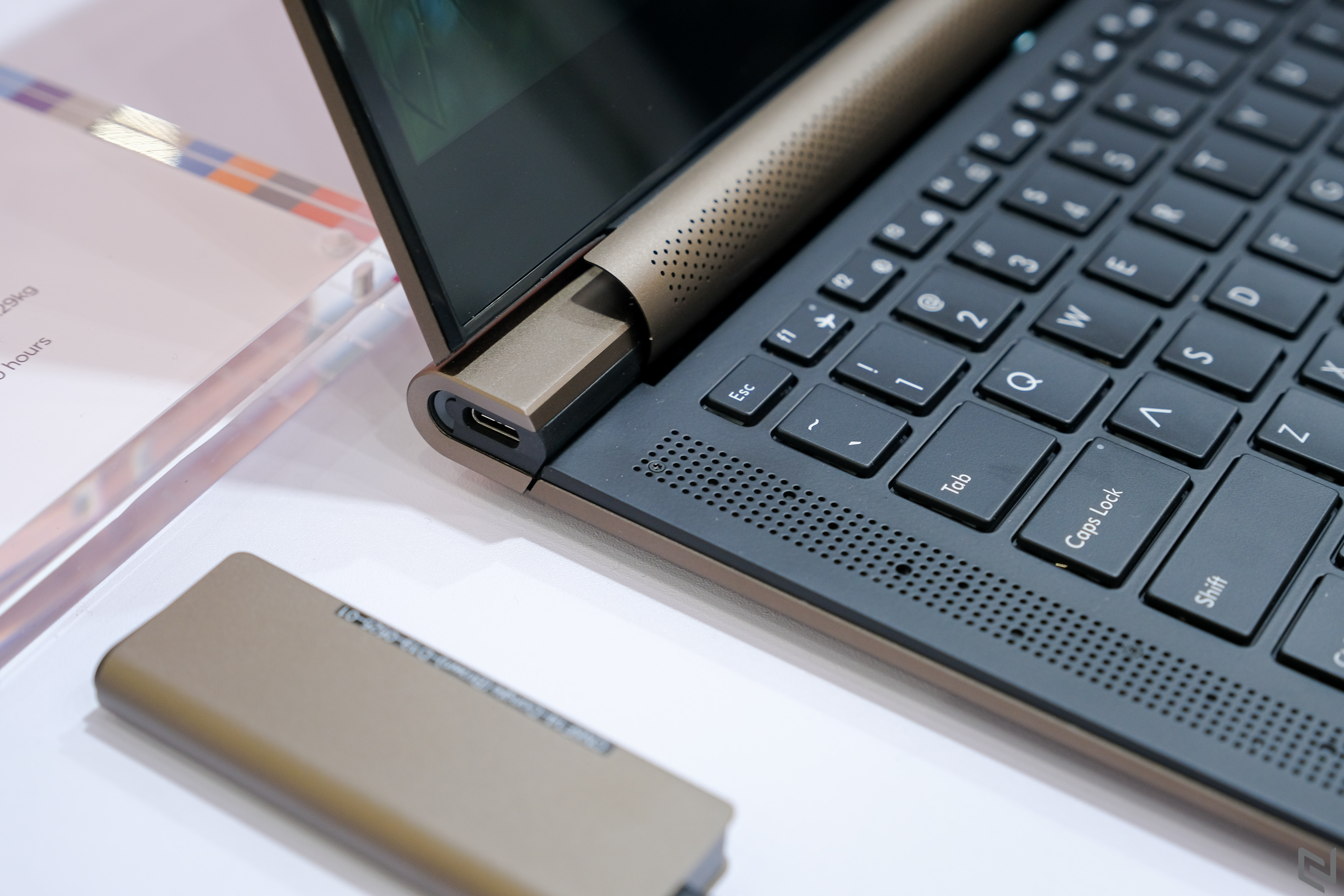 Trên tay laptop Avita Admiror tại Computex 2019, thiết kế như cuốn sổ, chỉ có 2 cổng USB-C