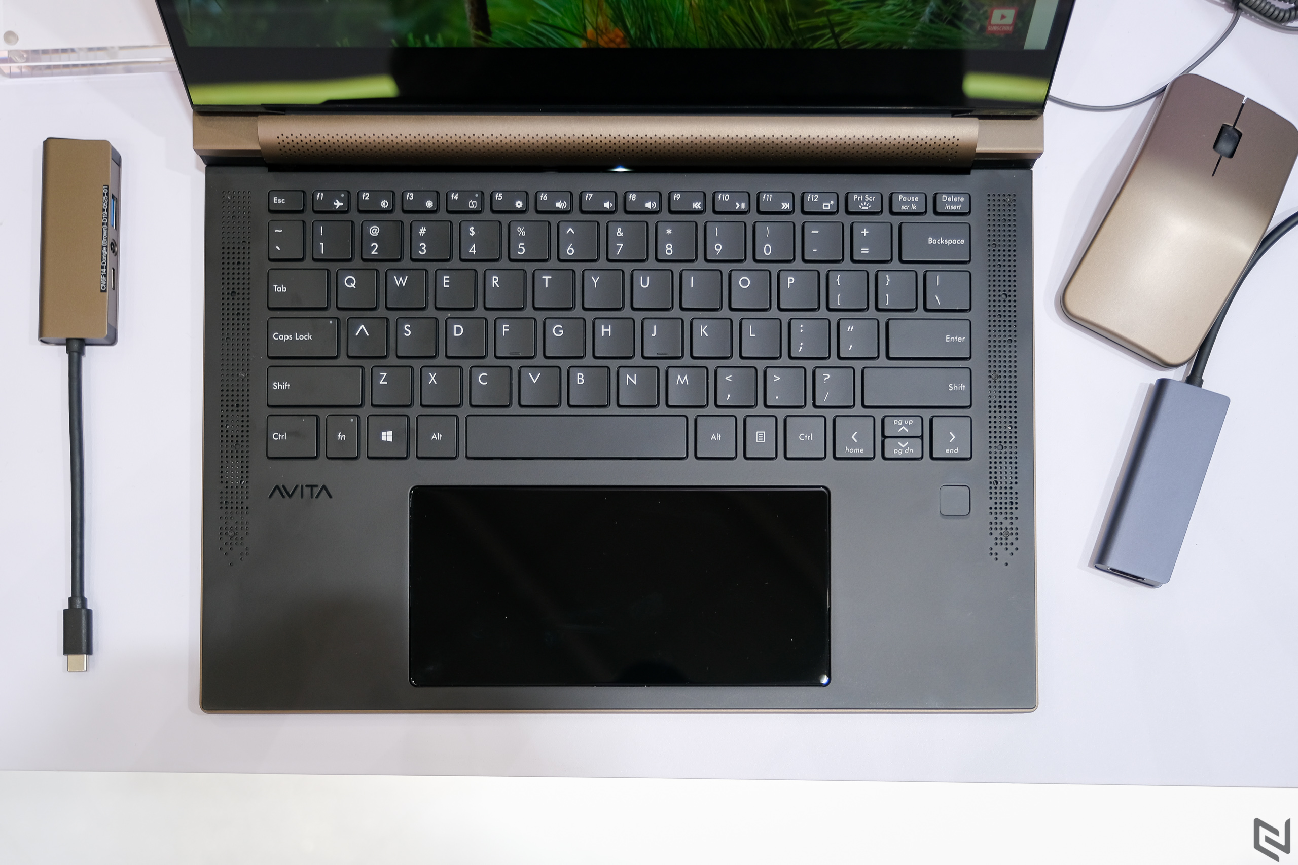 Trên tay laptop Avita Admiror tại Computex 2019, thiết kế như cuốn sổ, chỉ có 2 cổng USB-C