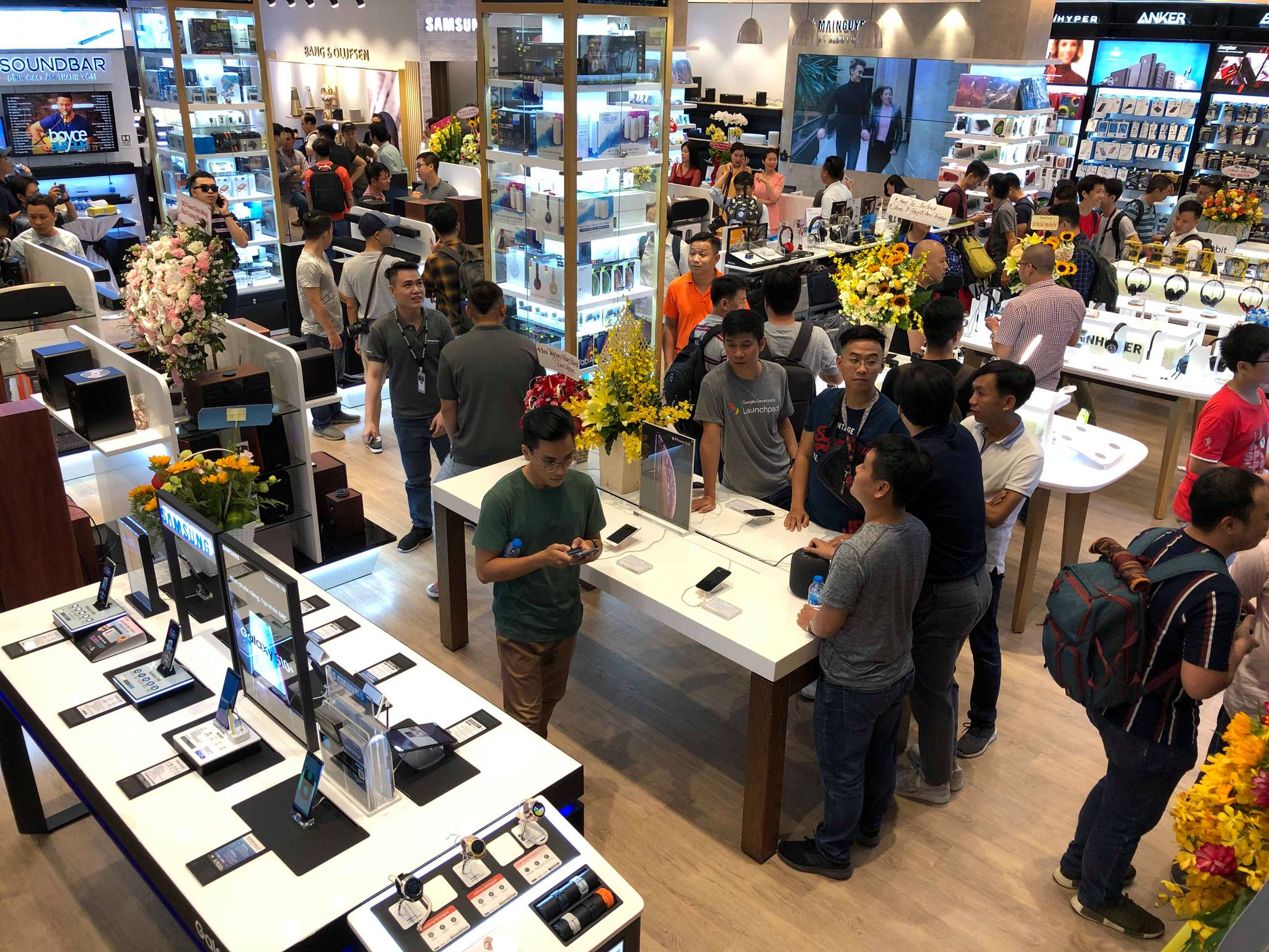 Khai trương Mai Nguyen Flagship Store: Trung tâm công nghệ di động nghe nhìn và dịch vụ tất cả trong một