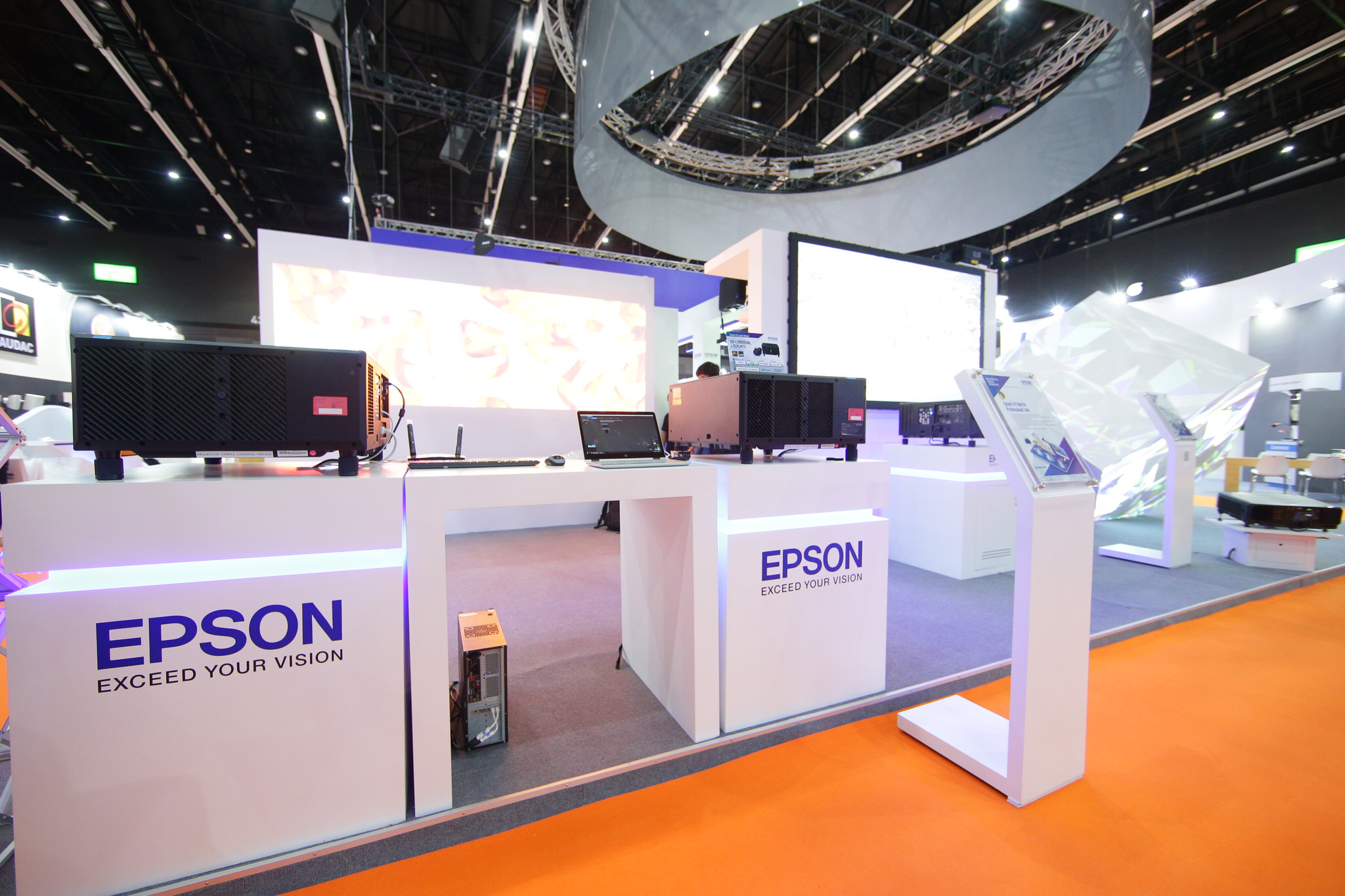 Epson ra mắt máy chiếu công nghệ 3LCD độ sáng 30,000 lumens tại Infocomm ĐNA 2019