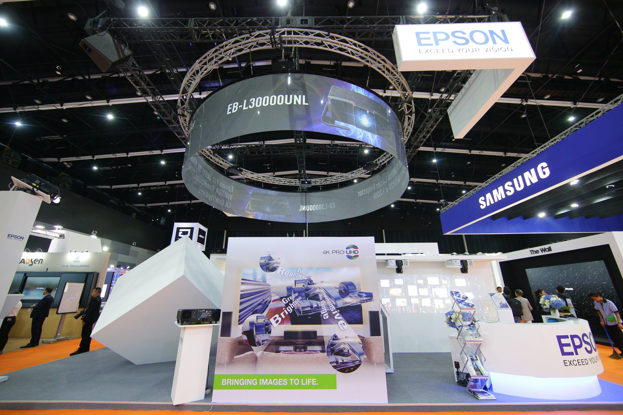 Epson ra mắt máy chiếu công nghệ 3LCD độ sáng 30,000 lumens tại Infocomm ĐNA 2019
