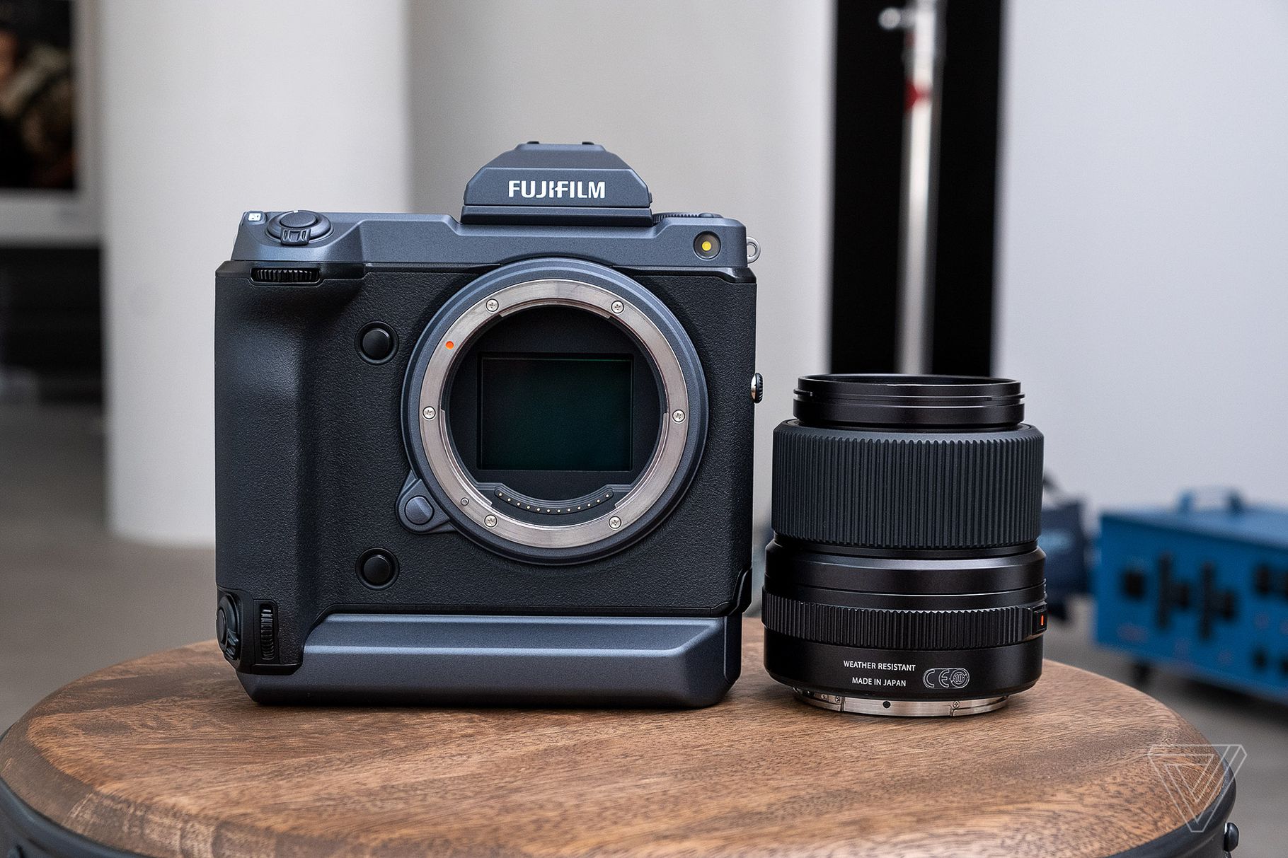 Fujifilm ra mắt máy ảnh GFX 100 với thiết kế hầm hố, cảm biến Medium Format 100MP, giá chỉ 9,999 USD