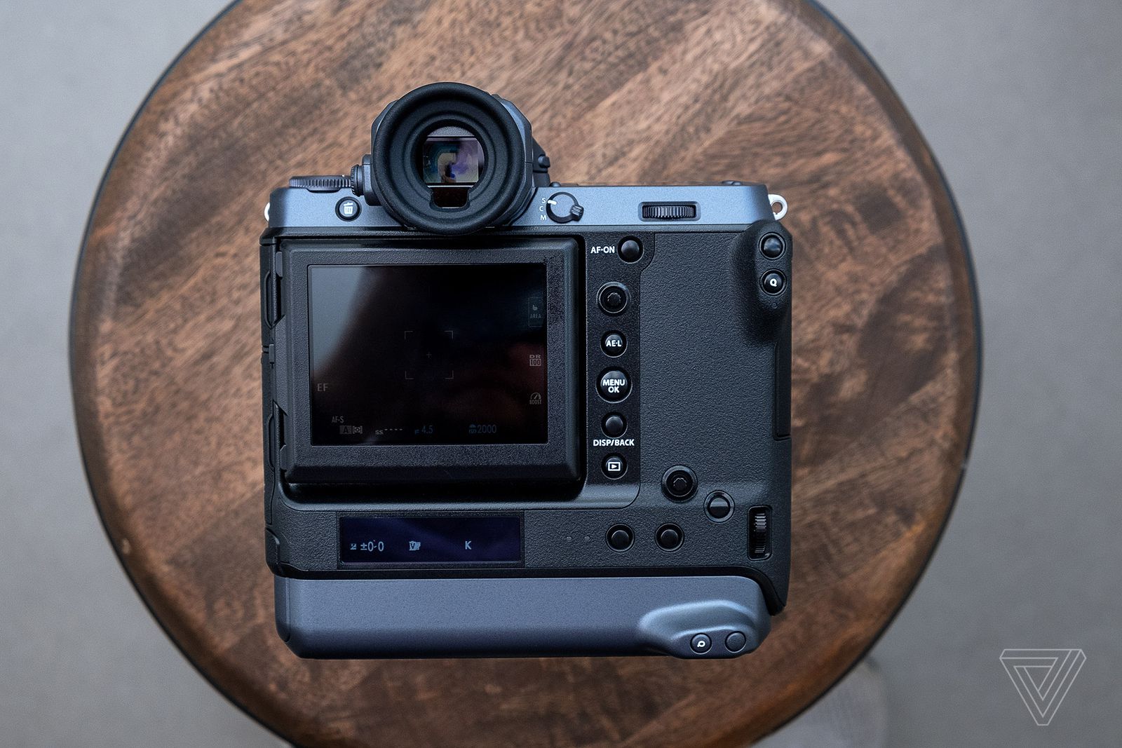 Fujifilm ra mắt máy ảnh GFX 100 với thiết kế hầm hố, cảm biến Medium Format 100MP, giá chỉ 9,999 USD