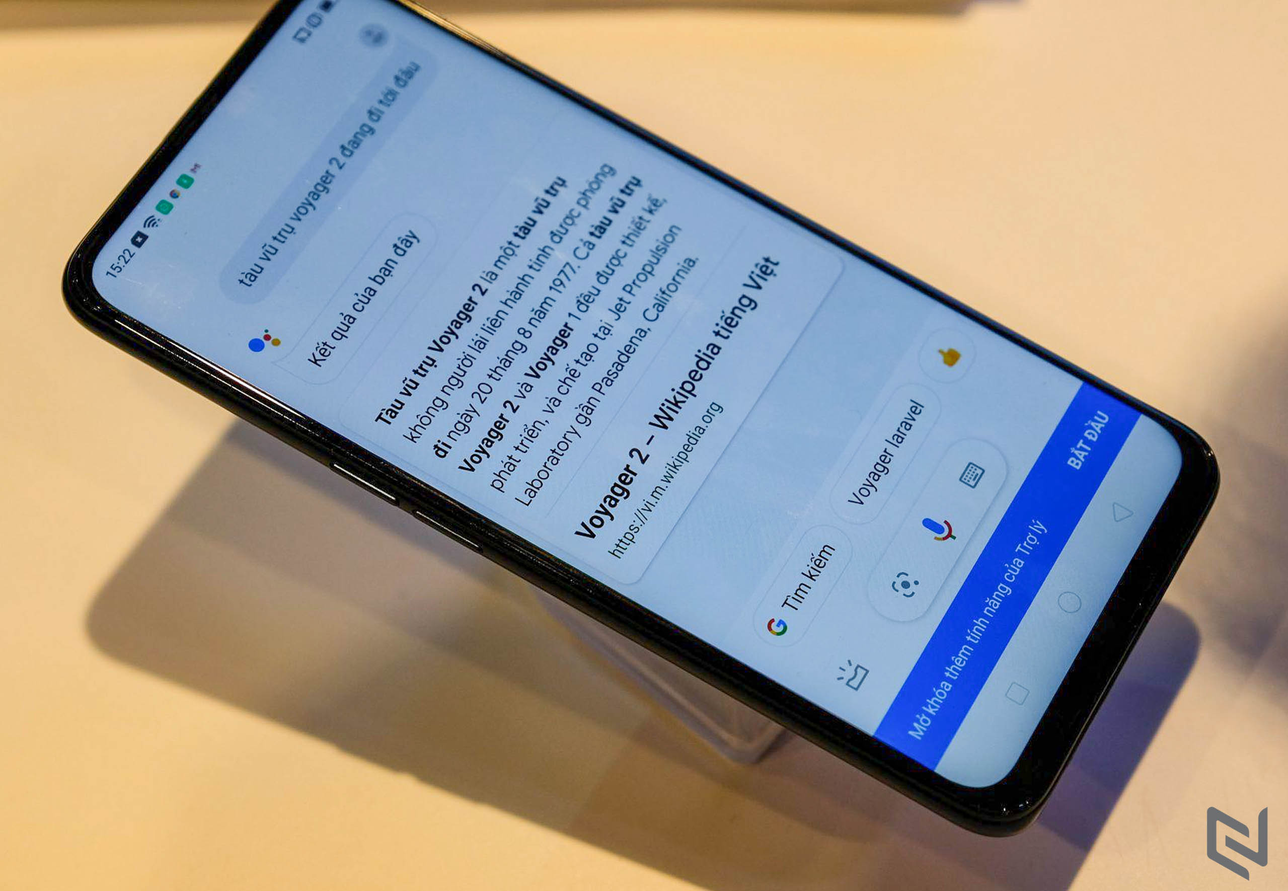 Google Assistant Tiếng Việt bắt đầu ra mắt từ hôm nay trên điện thoại Android 5.0+ (từ Lollipop trở lên) và sẽ sớm có trên iPhone (iOS 9.1 trở lên).