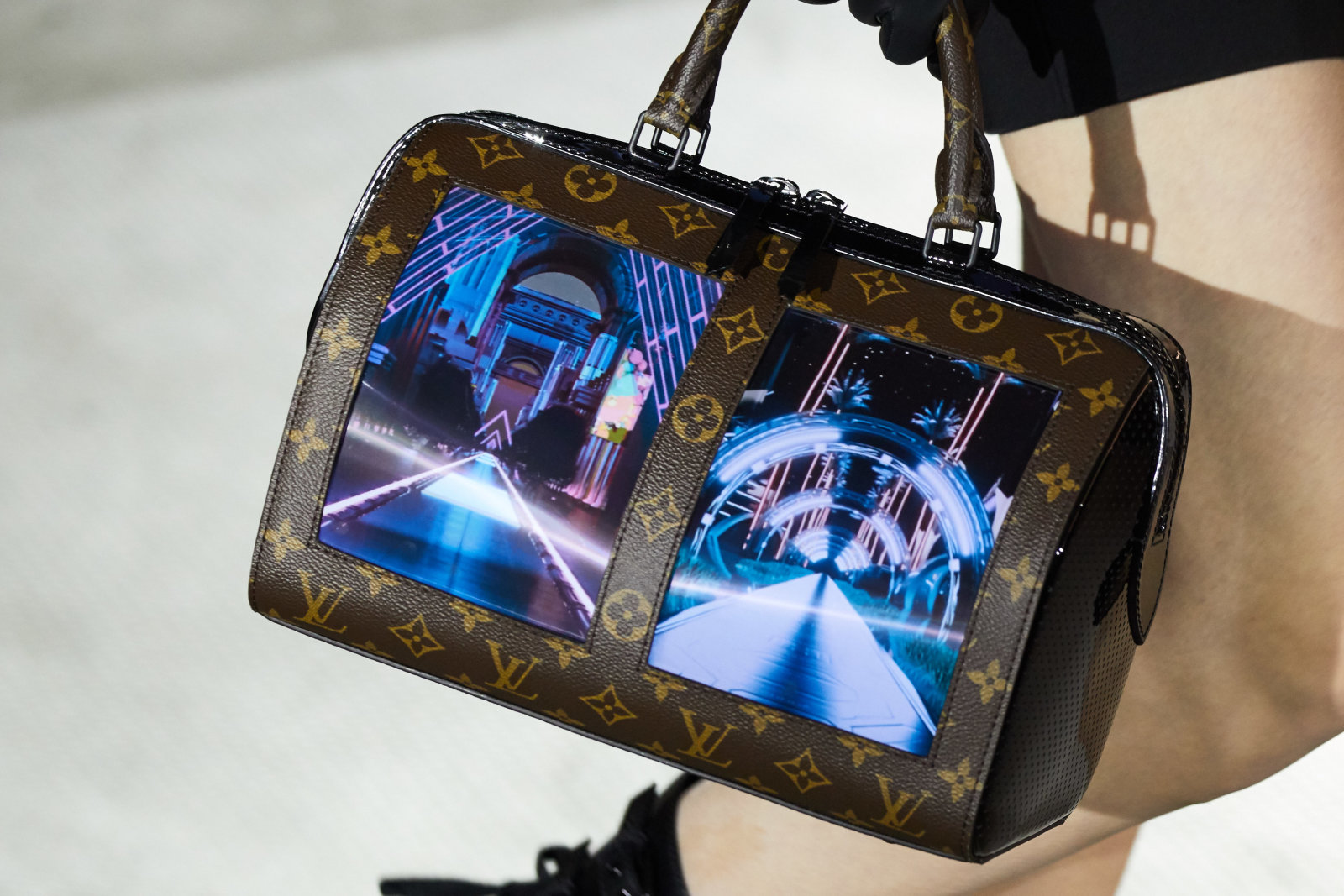 Louis Vuitton đi theo xu hướng trang bị màn hình lên túi đeo của mình