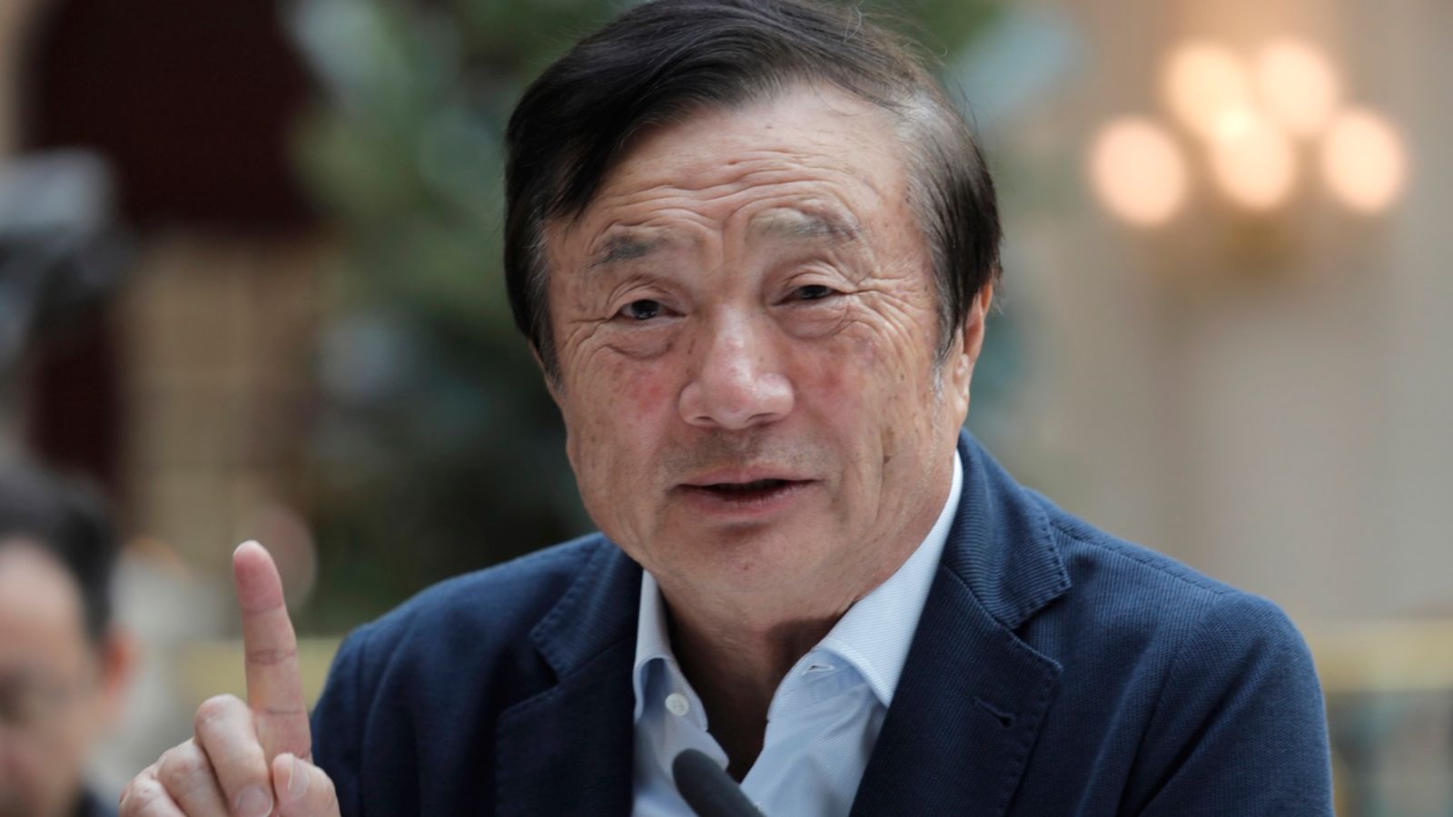 CEO Huawei: Không cần chip Mỹ chúng tôi vẫn sống tốt