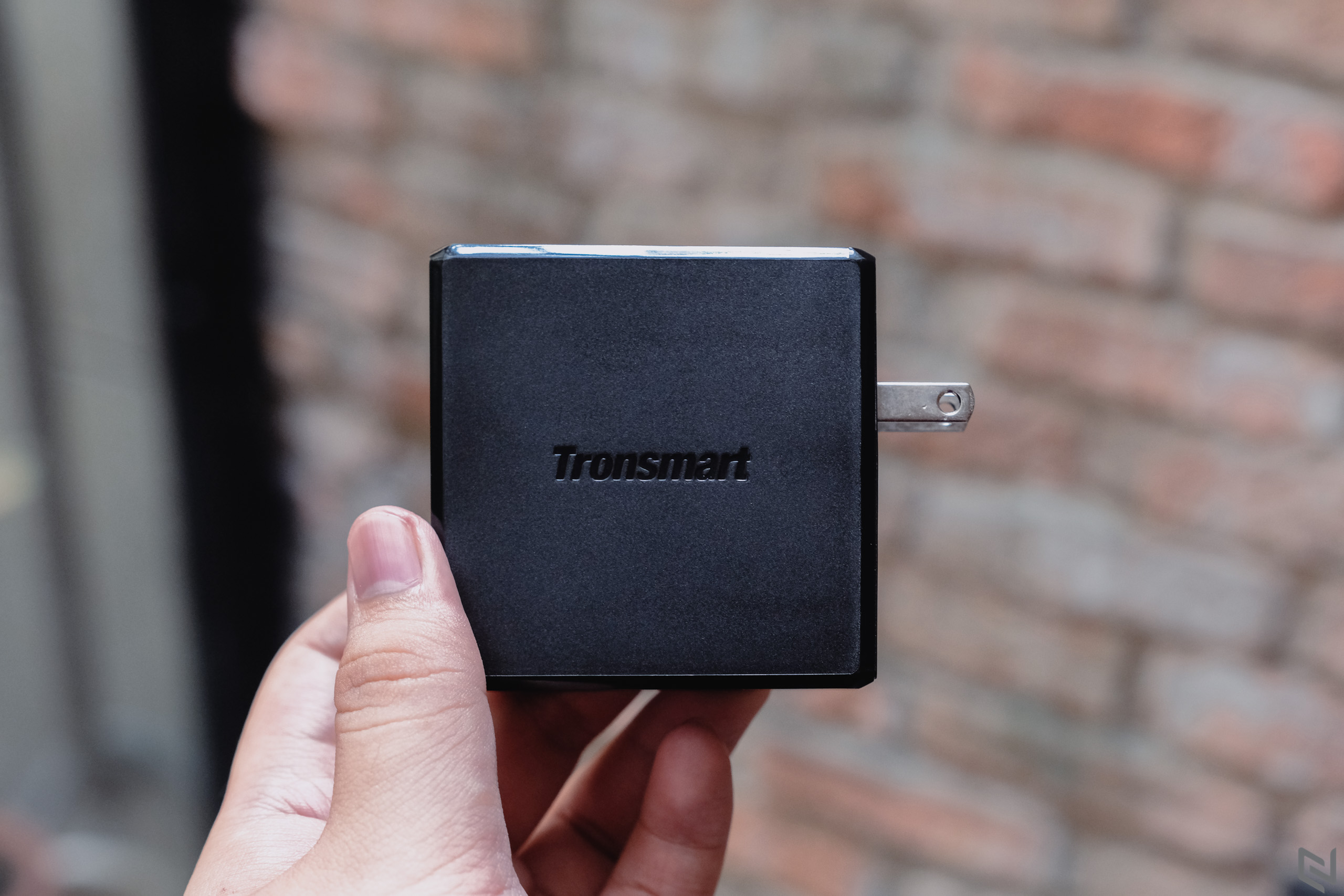 Trên tay nguồn sạc Tronsmart 2 cổng 57W, có USB-C Power Delivery 3.0 hỗ trợ tối đa 45W, cổng USB-A 12W