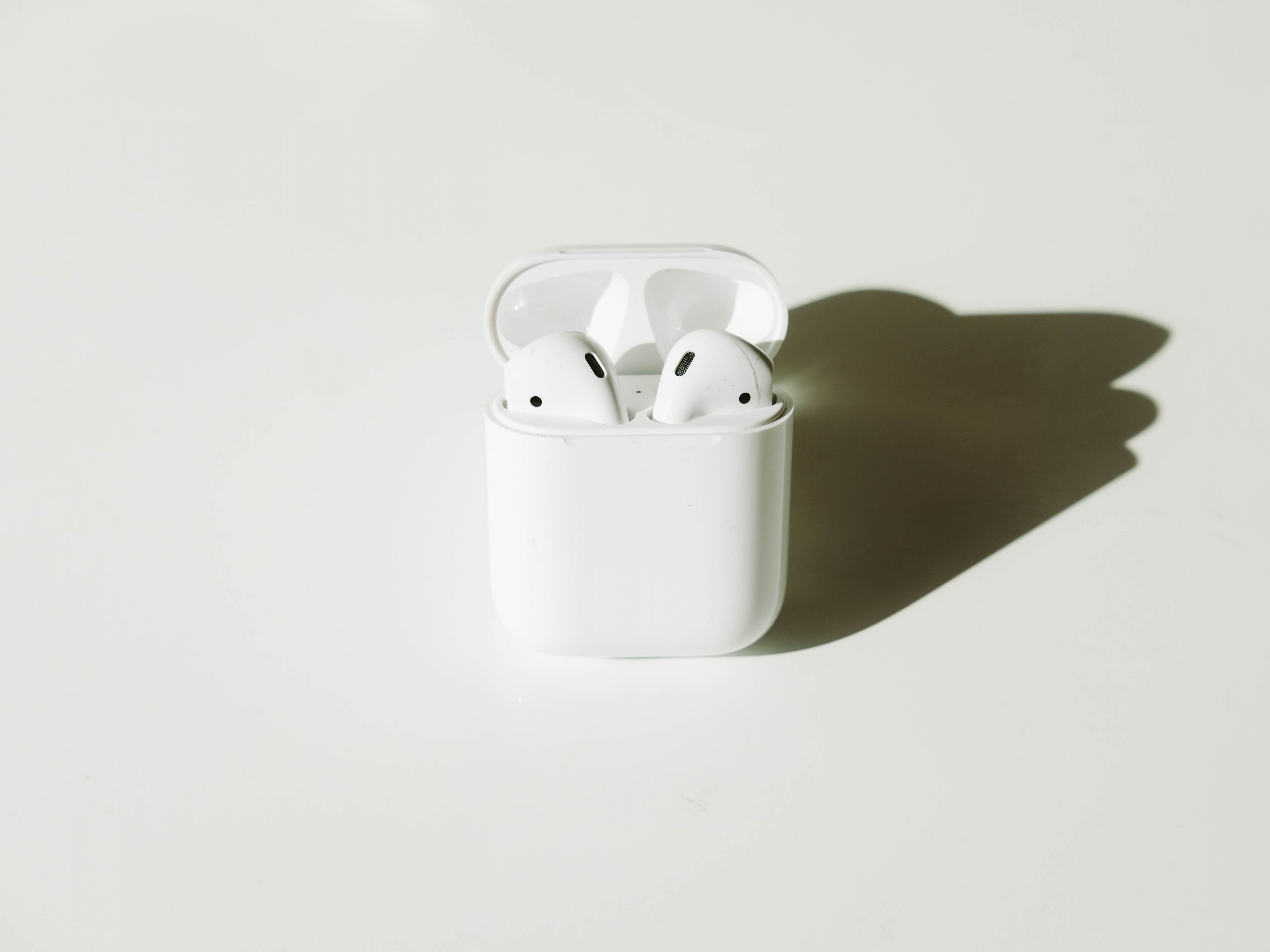 Quá trình sạc pin của AirPods và vỏ hộp diễn ra như thế nào?