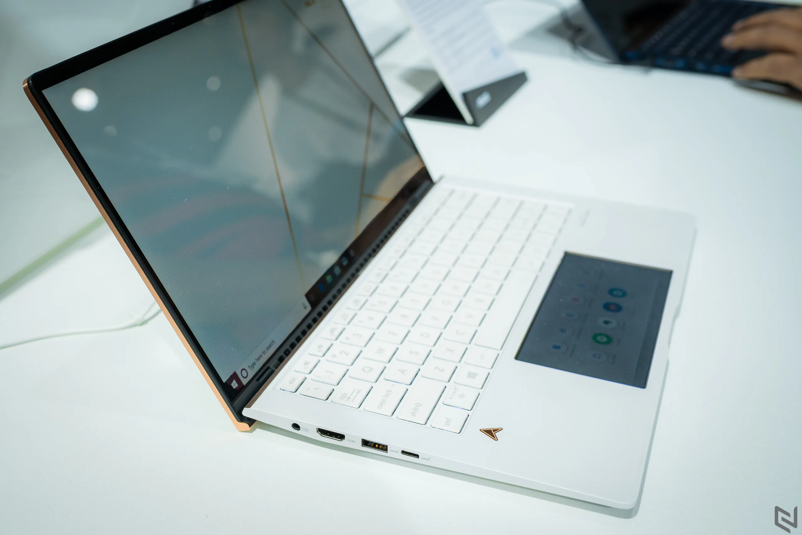 ASUS giới thiệu laptop ZenBook Edition 30 kỉ niệm 30 năm với vỏ da và mạ vàng