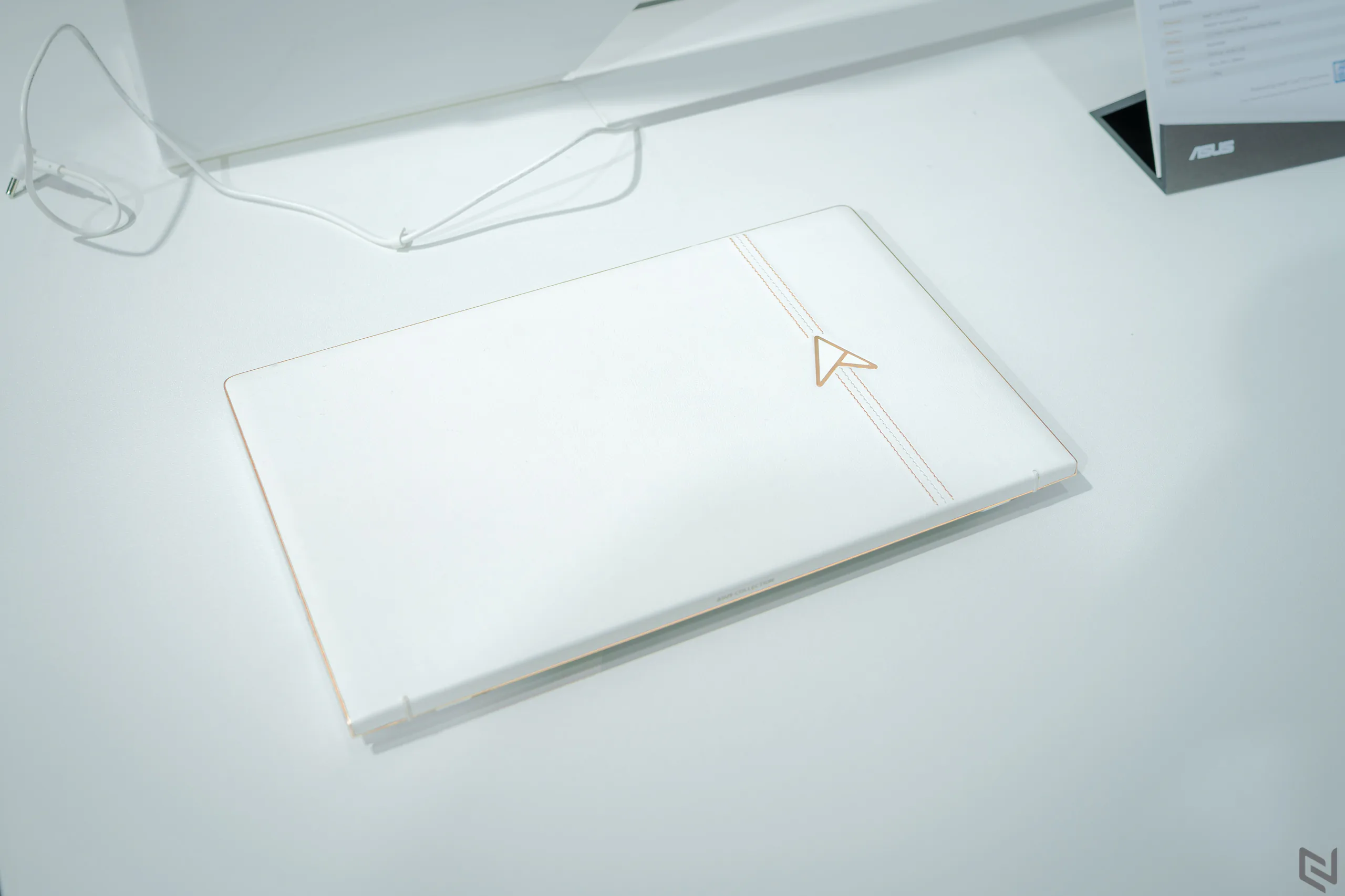 ASUS giới thiệu laptop ZenBook Edition 30 kỉ niệm 30 năm với vỏ da và mạ vàng