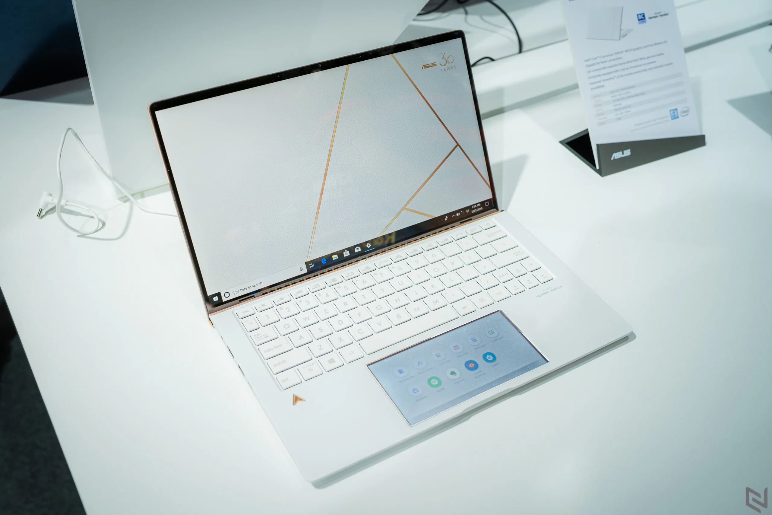 ASUS giới thiệu laptop ZenBook Edition 30 kỉ niệm 30 năm với vỏ da và mạ vàng