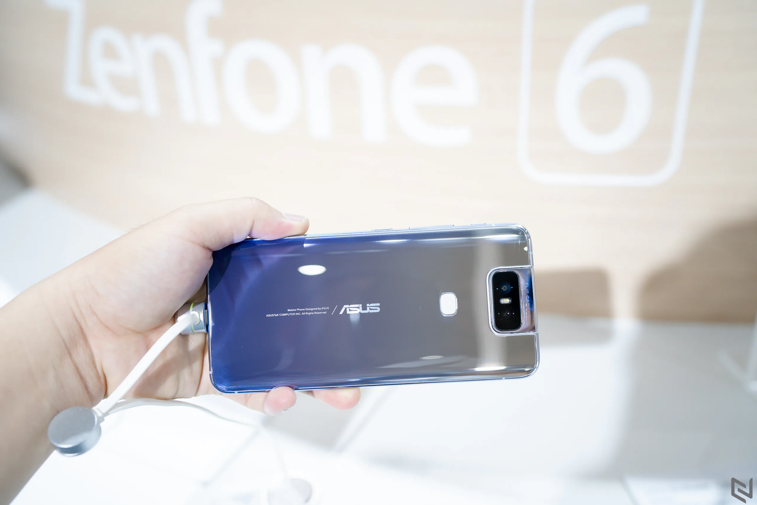 Trên tay ASUS Zenfone 6: Khác biệt với camera lật 180 độ, ngoại hình cao cấp, hiệu năng cao