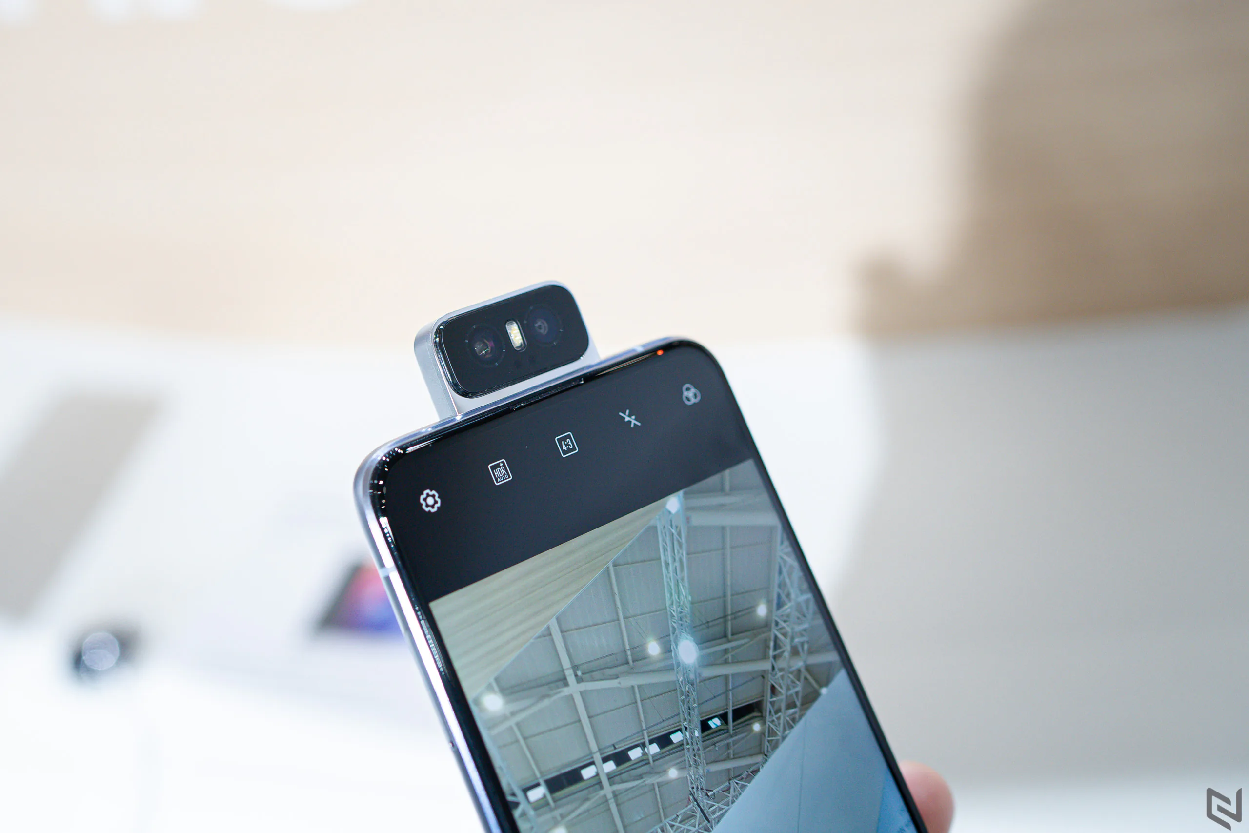 Trên tay ASUS Zenfone 6: Khác biệt với camera lật 180 độ, ngoại hình cao cấp, hiệu năng cao