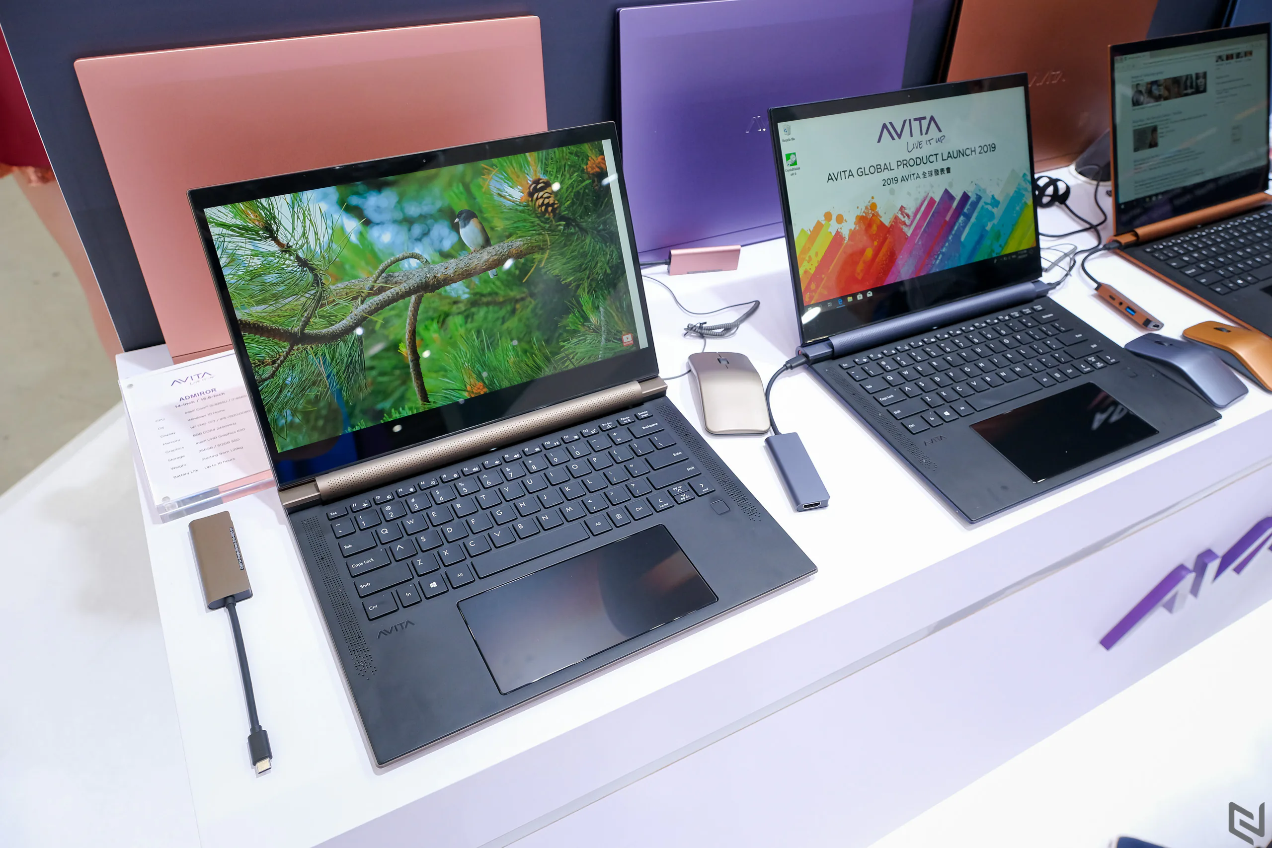 Trên tay laptop Avita Admiror tại Computex 2019, thiết kế như cuốn sổ, chỉ có 2 cổng USB-C
