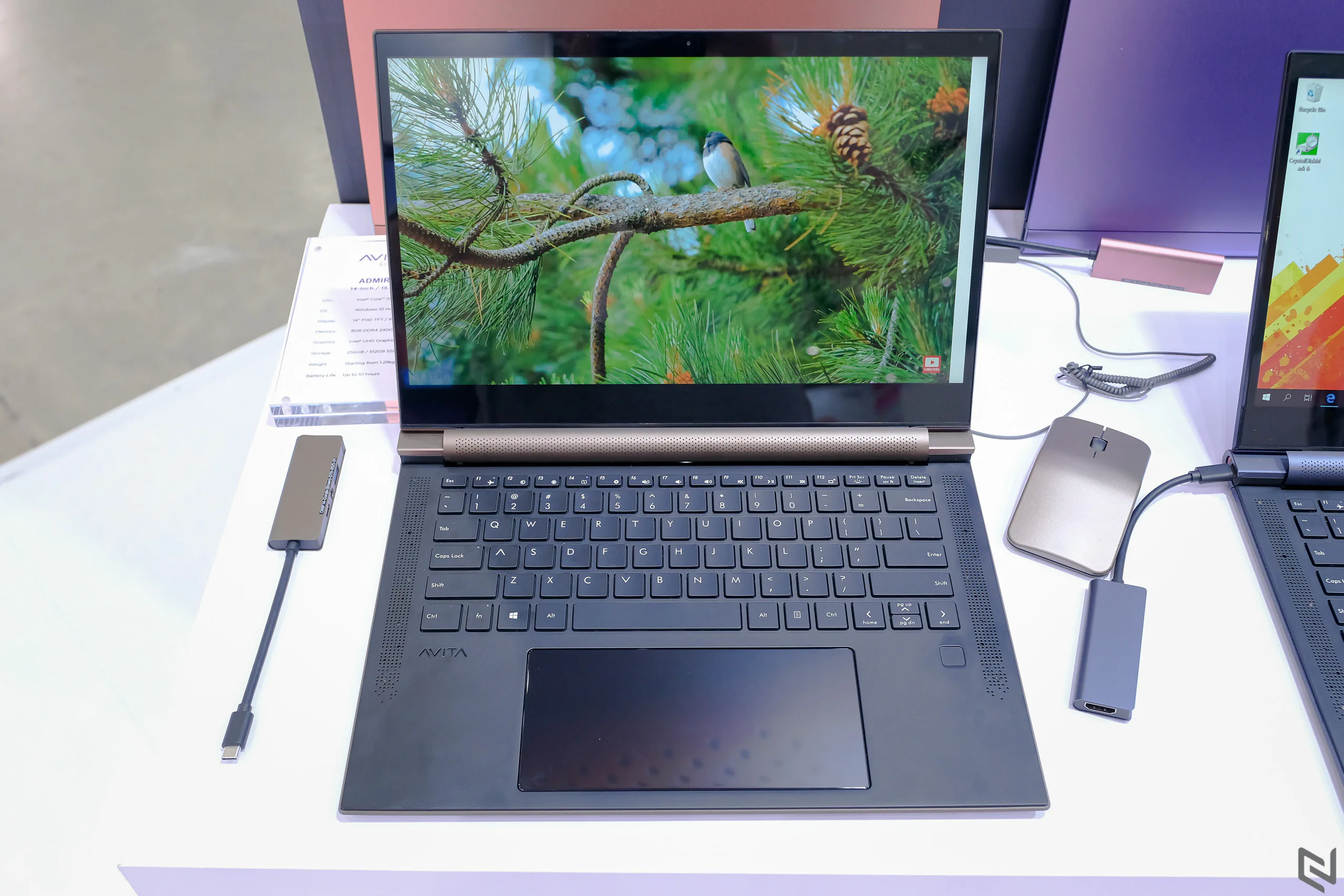 Trên tay laptop Avita Admiror tại Computex 2019, thiết kế như cuốn sổ, chỉ có 2 cổng USB-C