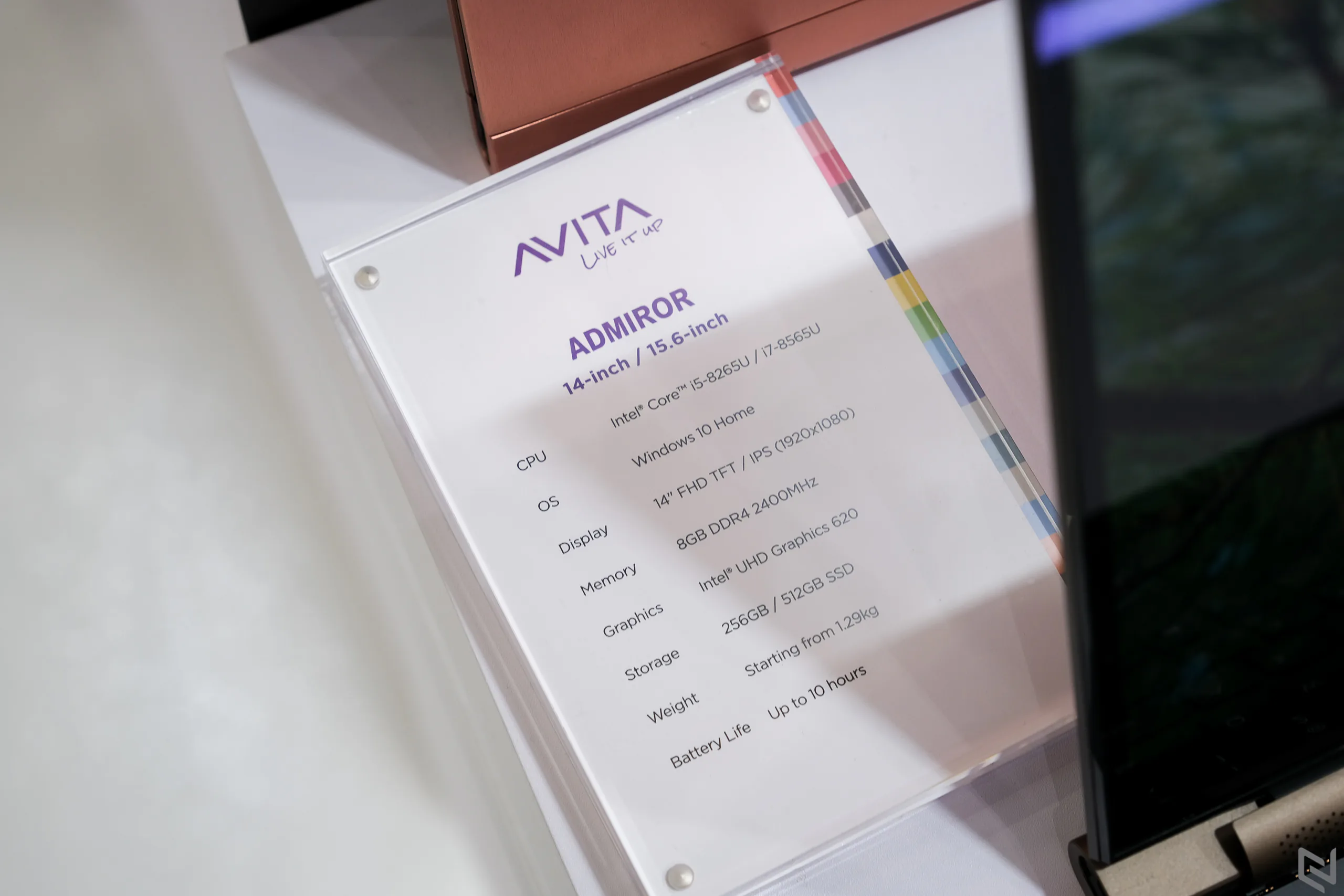 Trên tay laptop Avita Admiror tại Computex 2019, thiết kế như cuốn sổ, chỉ có 2 cổng USB-C