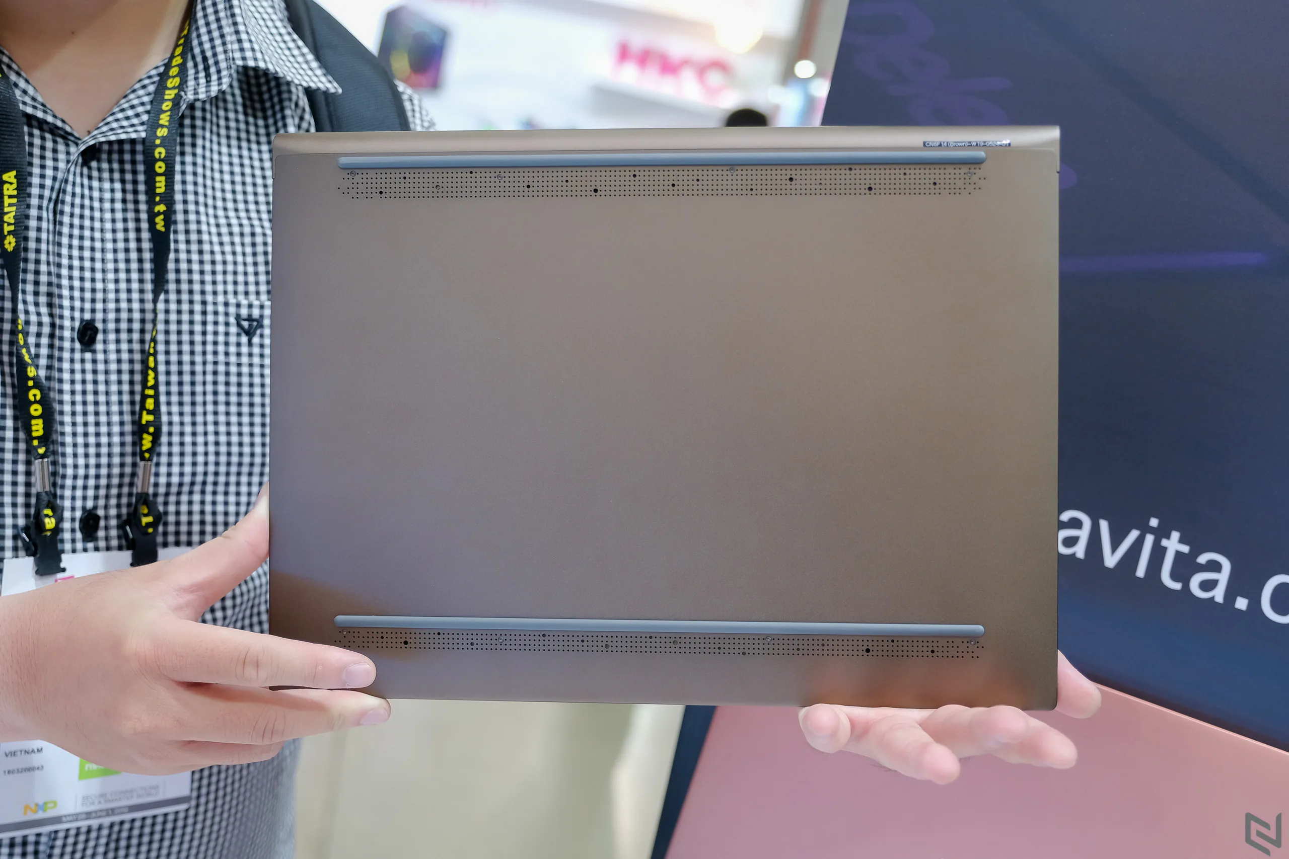 Trên tay laptop Avita Admiror tại Computex 2019, thiết kế như cuốn sổ, chỉ có 2 cổng USB-C
