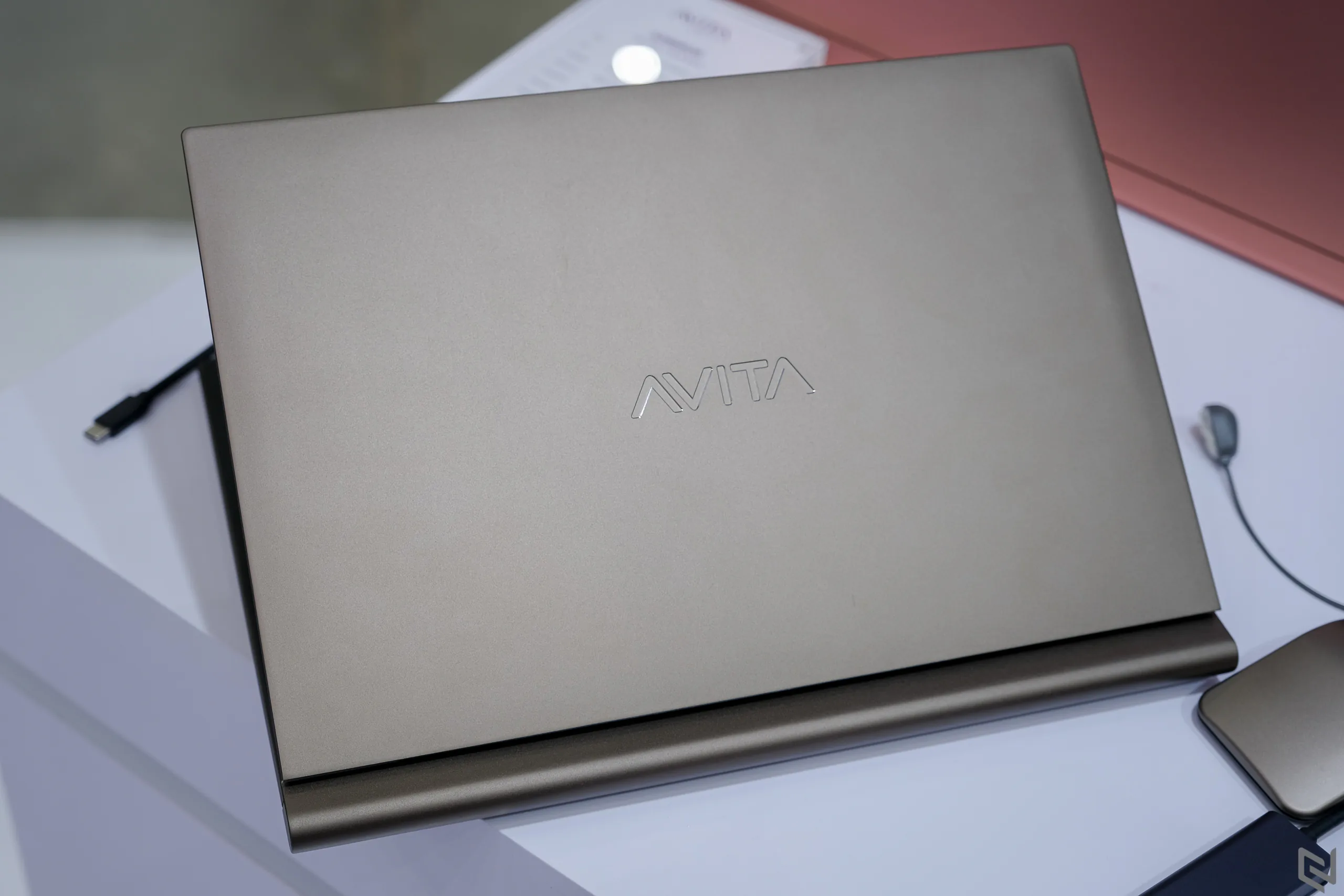 Trên tay laptop Avita Admiror tại Computex 2019, thiết kế như cuốn sổ, chỉ có 2 cổng USB-C