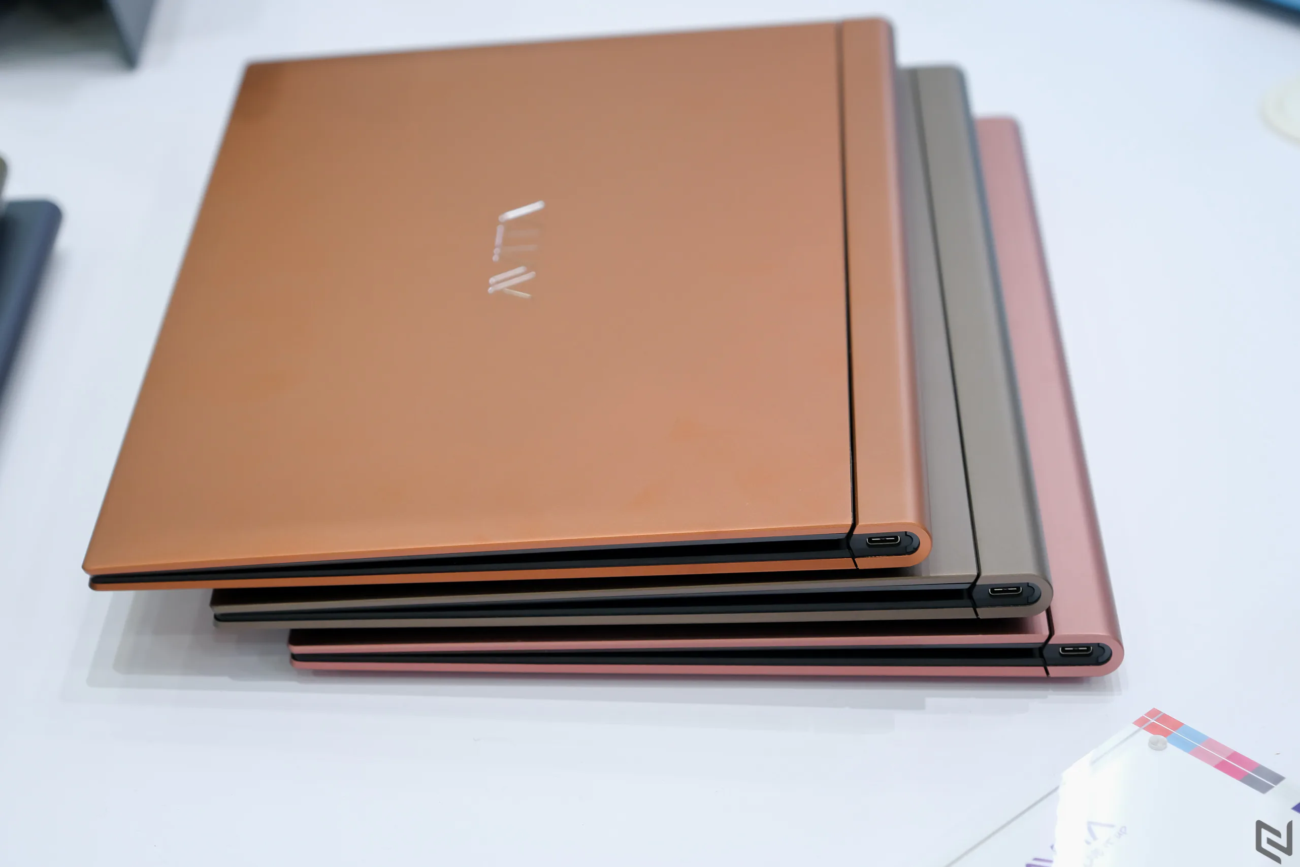 Trên tay laptop Avita Admiror tại Computex 2019, thiết kế như cuốn sổ, chỉ có 2 cổng USB-C